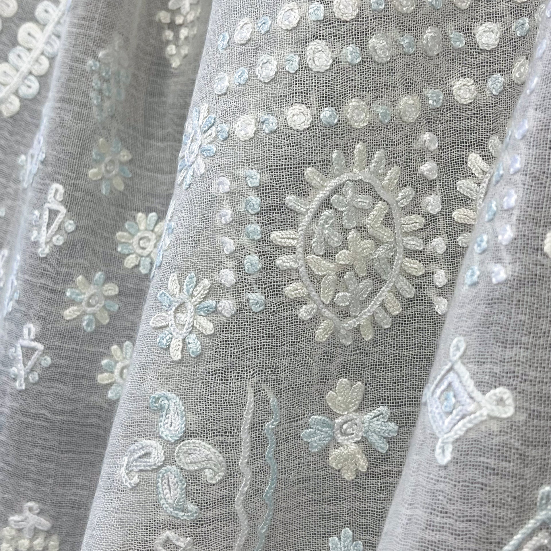 薄手ウール&シルク アリー手刺繍ストール (ホワイト/ライトグリーン