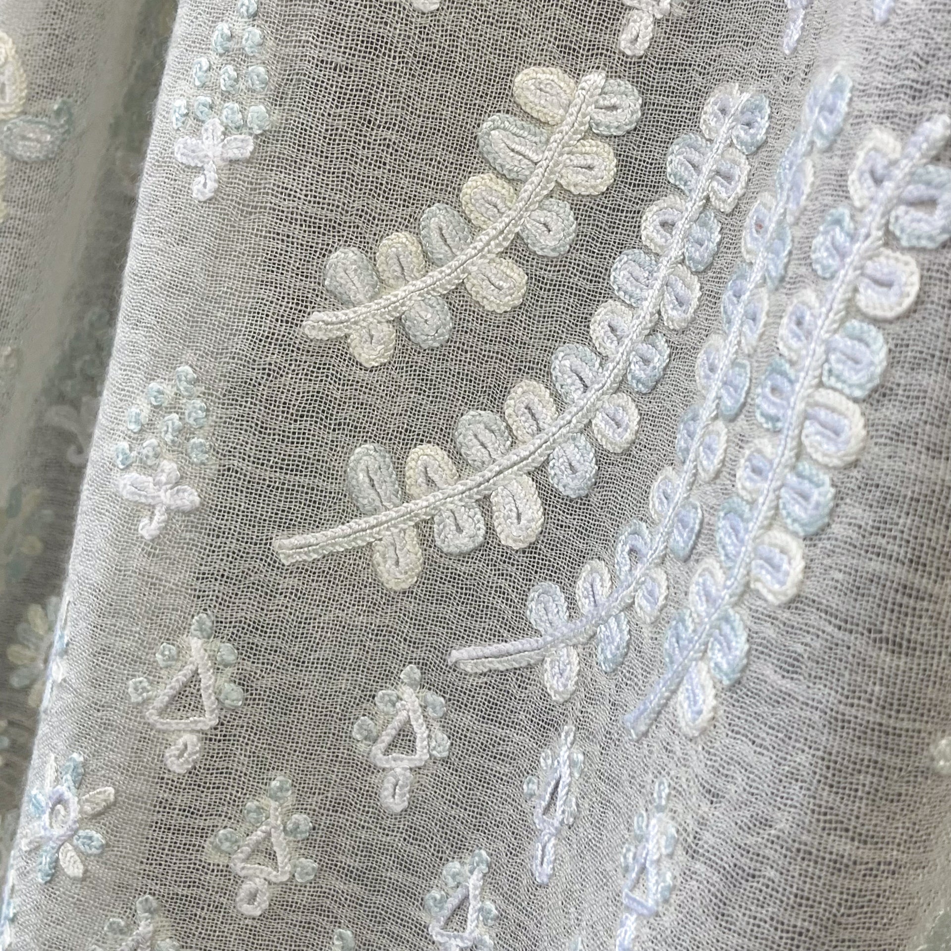 美品　TARA BLANCA 薄手ウール&シルク アリー手刺繍ストール　インド 薄手ウール&シルク アリー手刺繍ストール (ホワイト/ライトグリーン