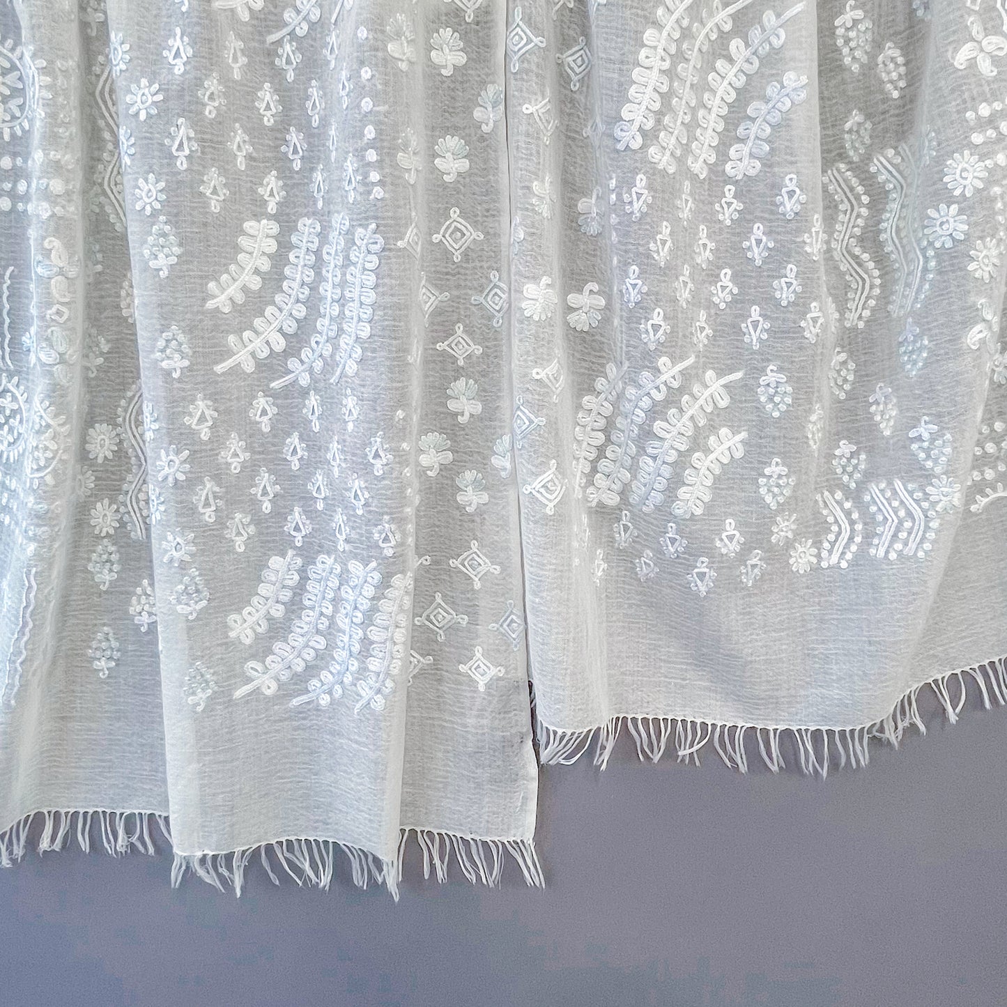Lightweight Wool & Silk Ari hand-embroidered stole (White/Light green)