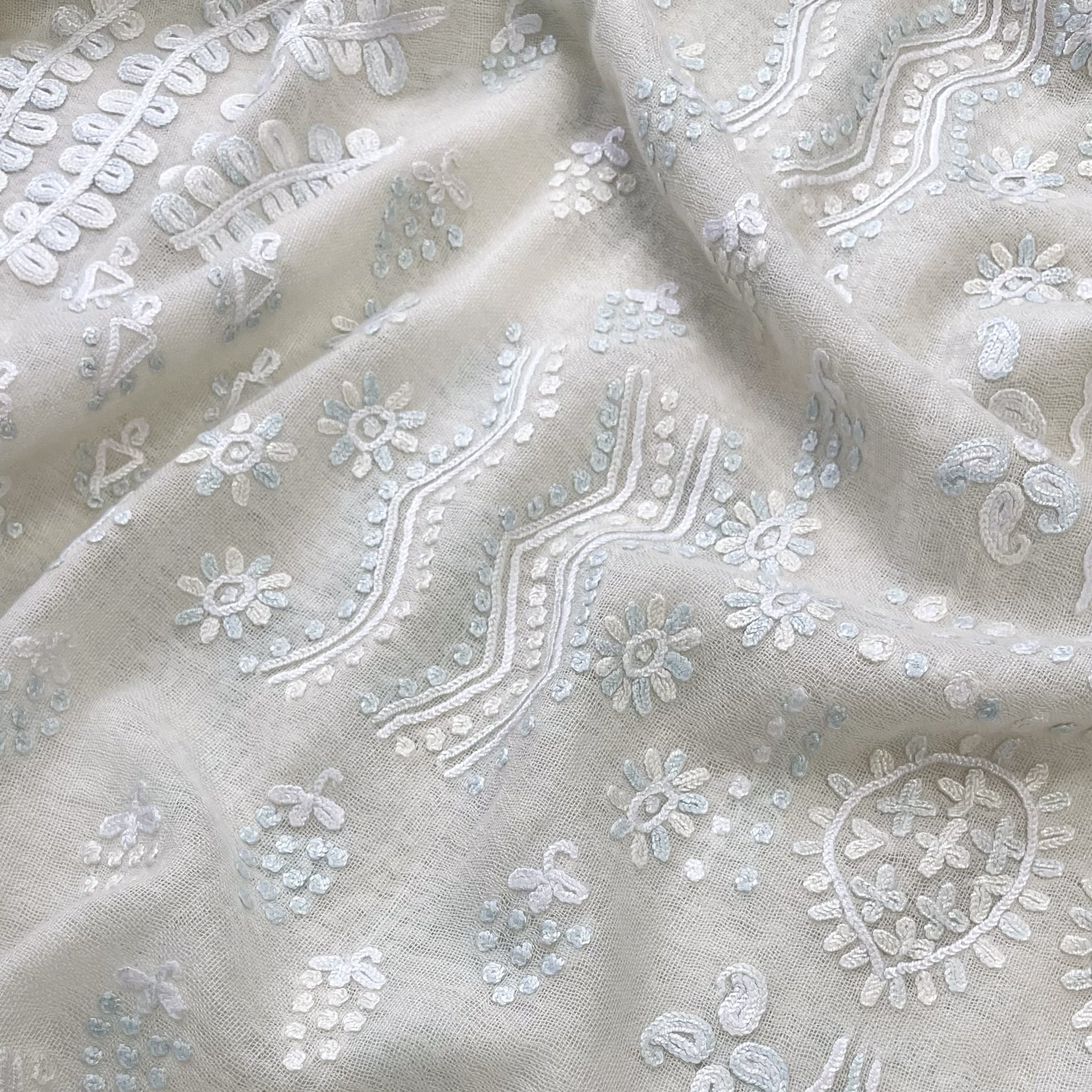 薄手ウール&シルク アリー手刺繍ストール (ホワイト/ライトグリーン