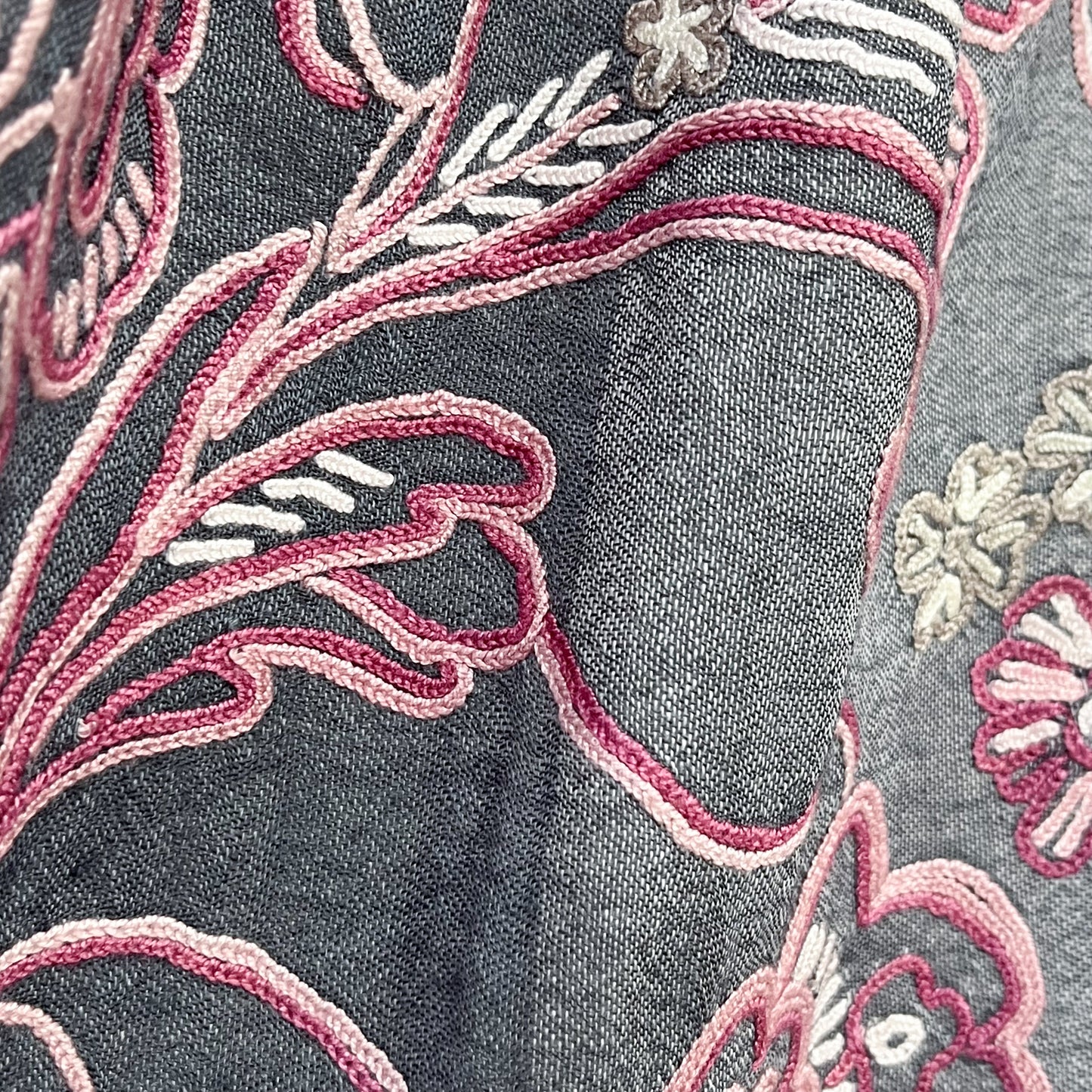 薄手ウール&シルク素材 アリー手刺繍ストール (パープリッシュグレー)