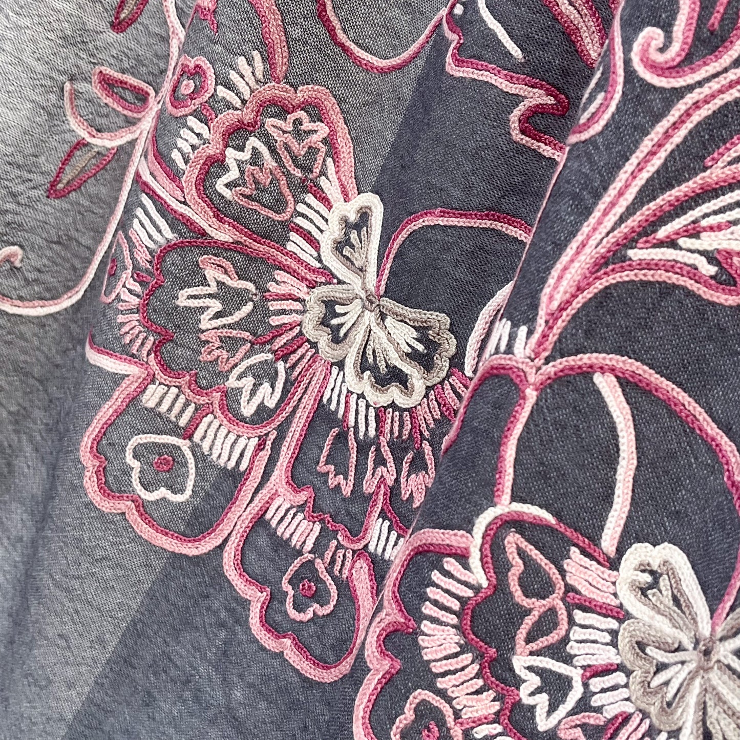 薄手ウール&シルク素材 アリー手刺繍ストール (パープリッシュグレー)