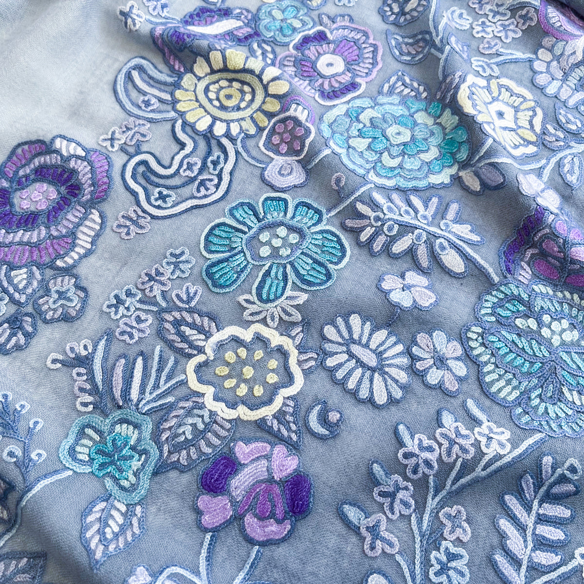 薄手ウール&シルク アリー手刺繍ストール (グレーグラデーション)