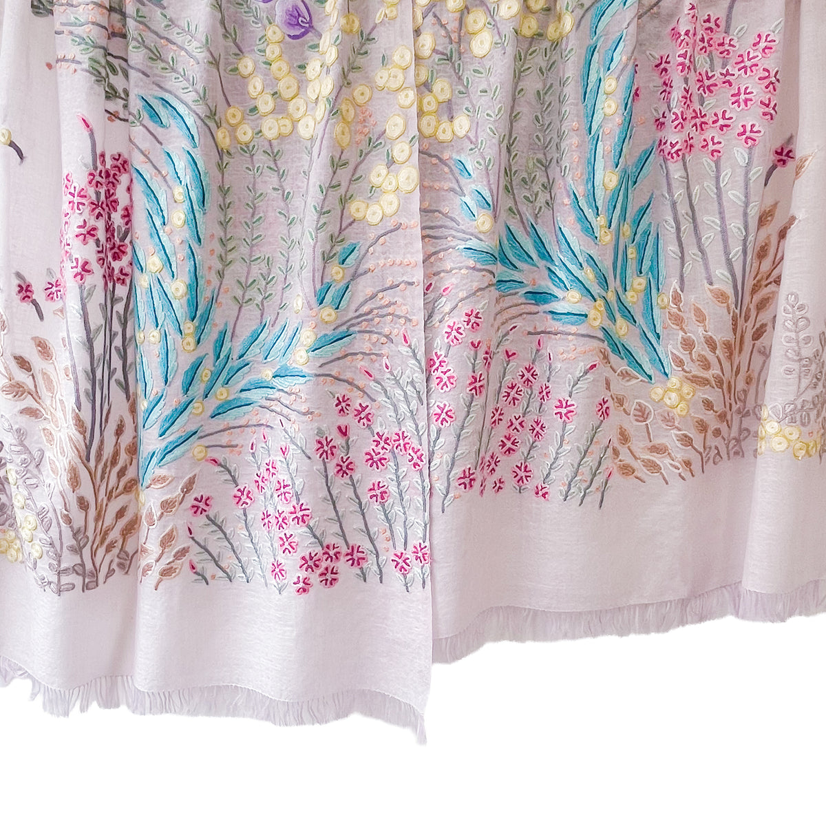 Spring Garden 薄手ウール&シルク アリー手刺繍ストール (ラベンダー)
