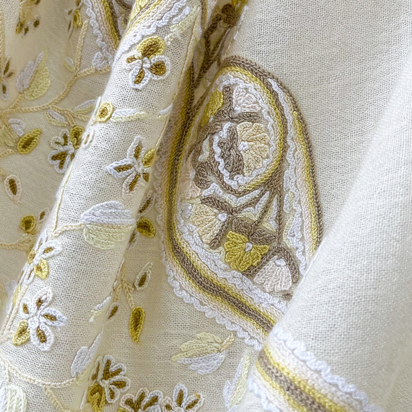 Flower&Paisley 薄手ウール&シルク アリー手刺繍ストール(ライトイエロー)