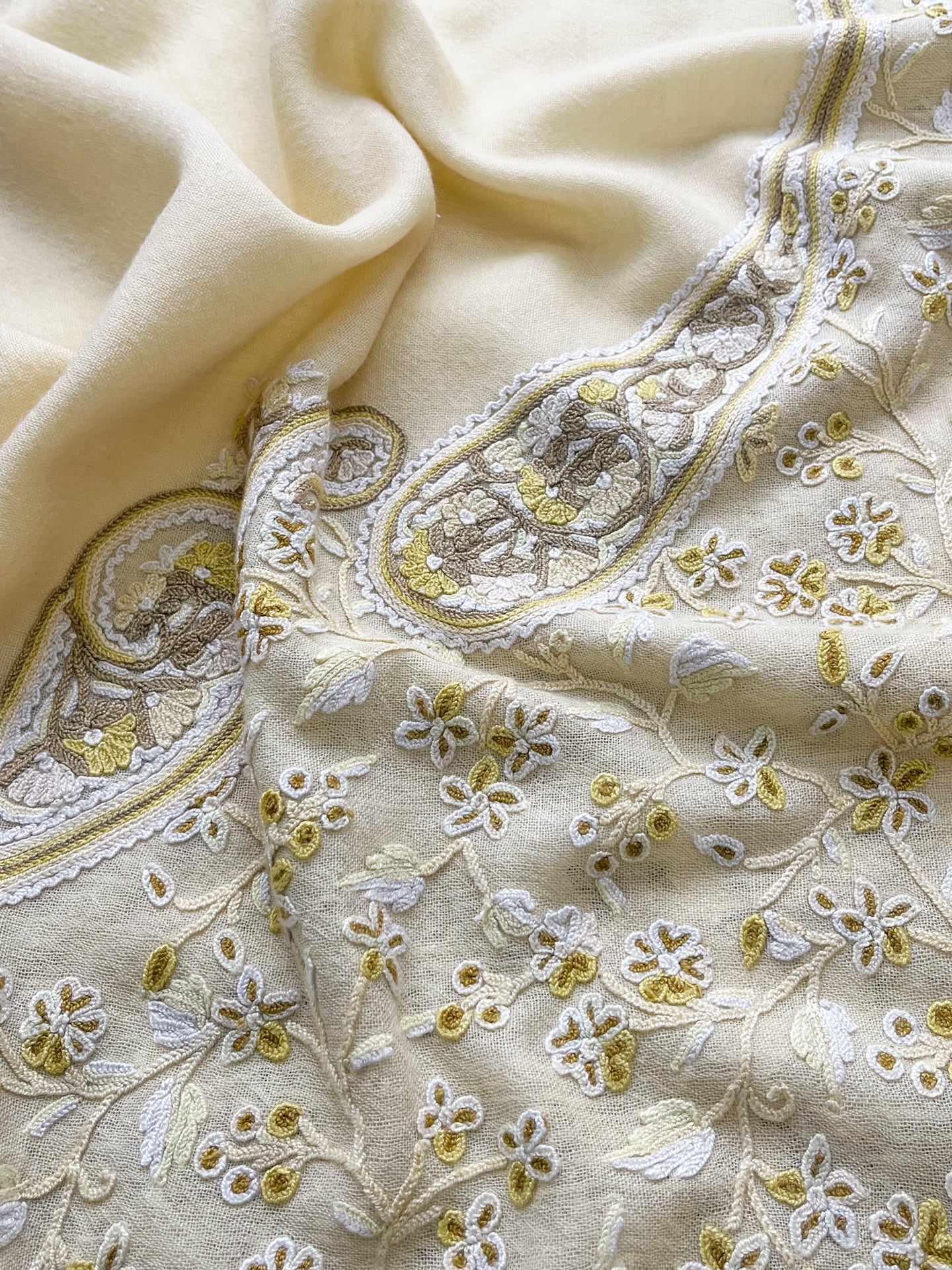 Flower&Paisley 薄手ウール&シルク アリー手刺繍ストール(ライトイエロー)