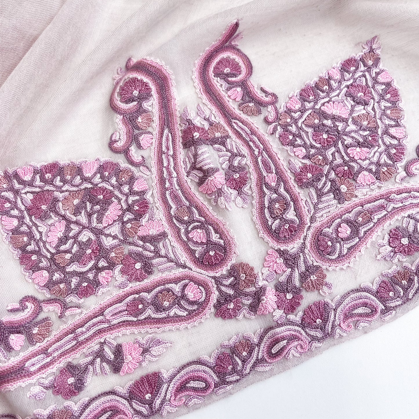 Flower&Paisley 薄手ウール&シルク アリー手刺繍ストール(ピンクベージュアソーテッド)