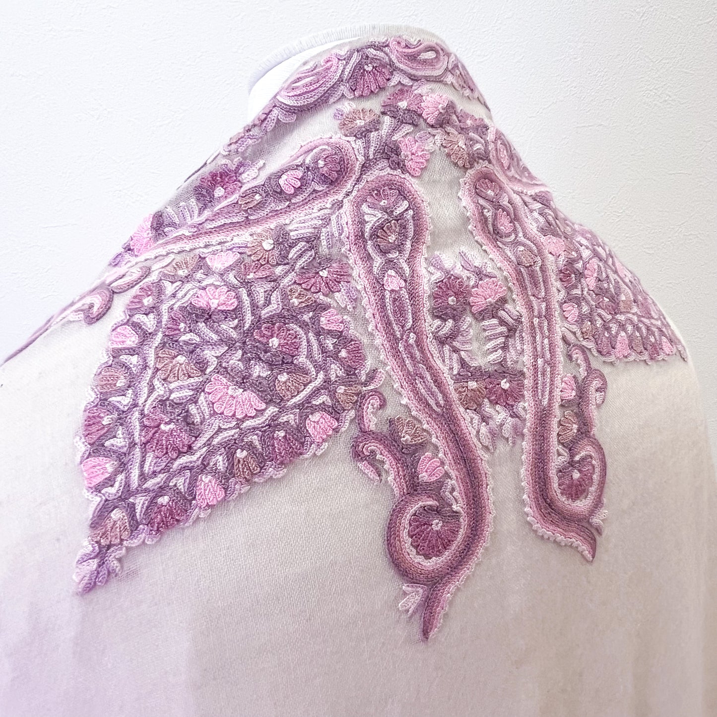 Flower&Paisley 薄手ウール&シルク アリー手刺繍ストール(ピンクベージュアソーテッド)