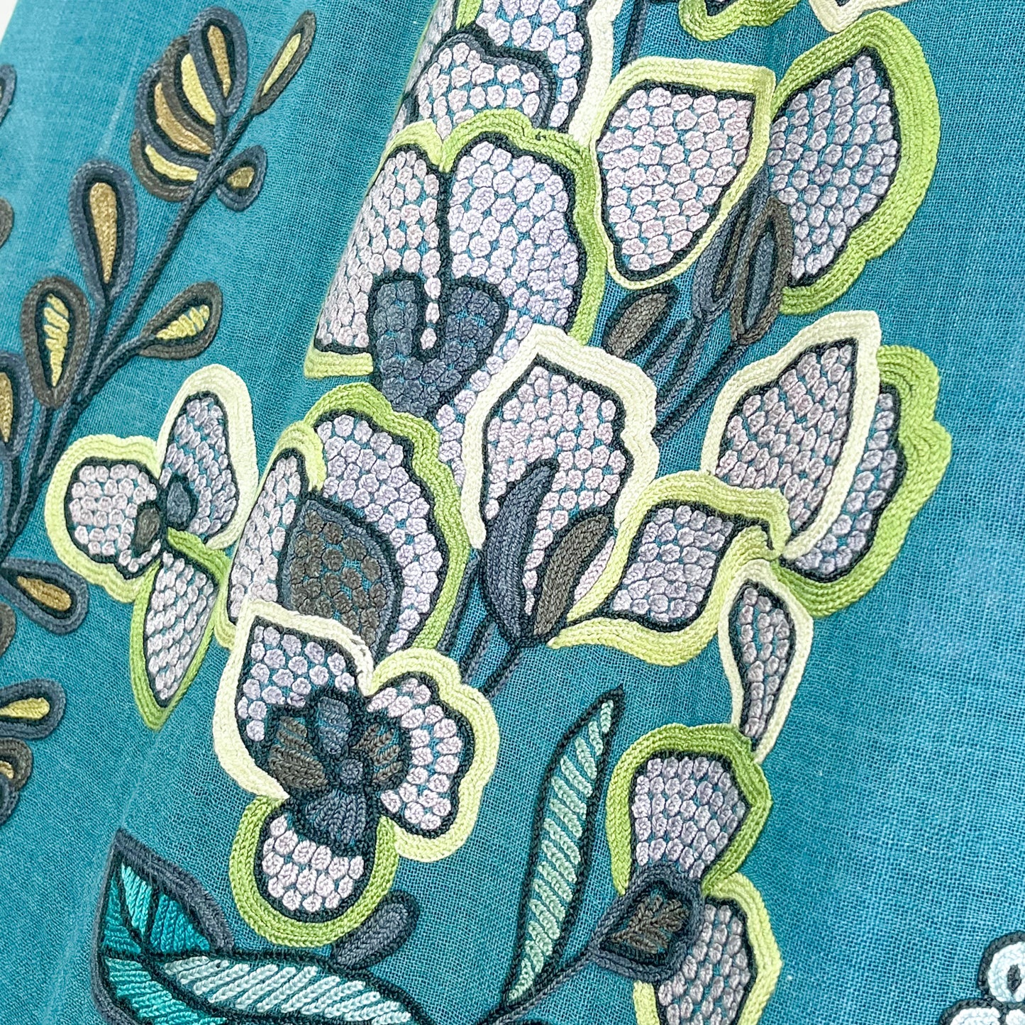 DARK FLOWER 薄手ウール&シルク アリー手刺繍ストール (ターコイズ)