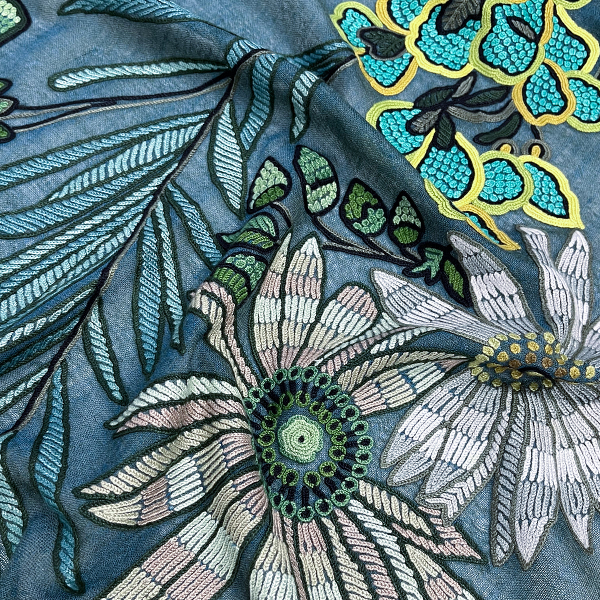 DARK FLOWER 薄手ウール&シルク アリー手刺繍ストール (ダークグリーン)