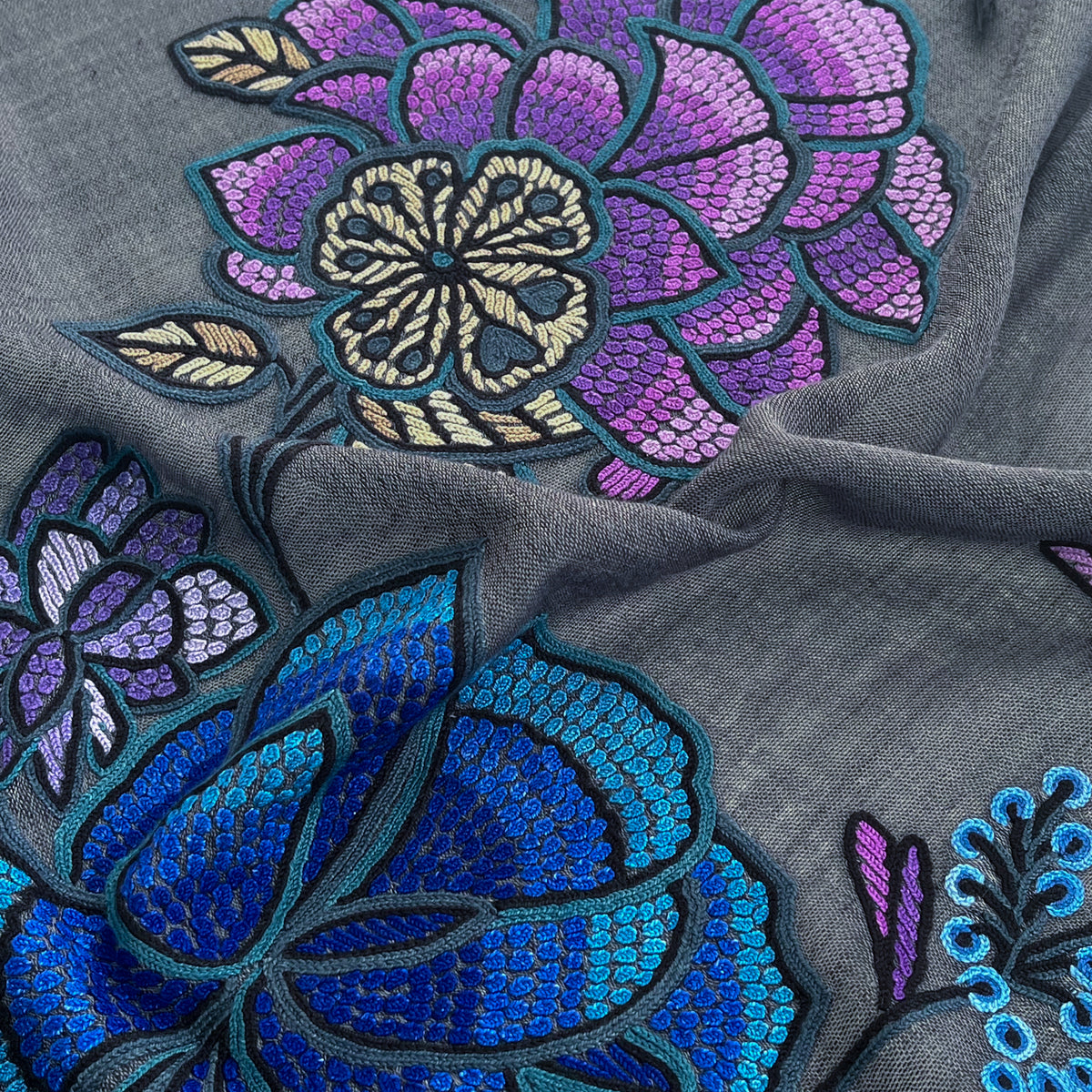 DARK FLOWER 薄手ウール&シルク アリー手刺繍ストール (ダークグレー)