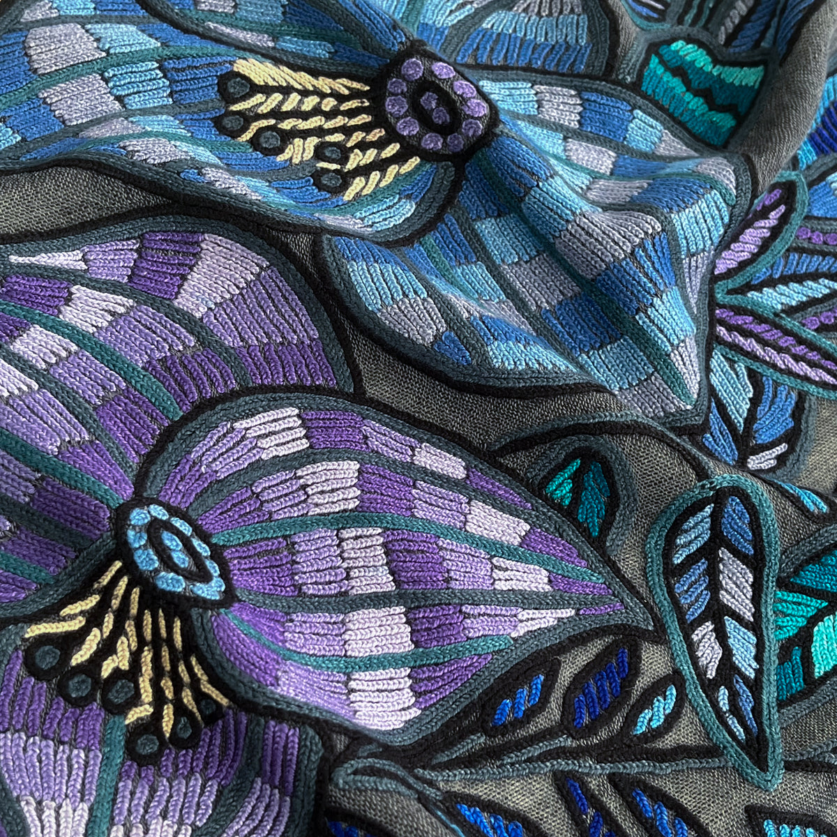 DARK FLOWER 薄手ウール&シルク アリー手刺繍ストール (ダークグレー)