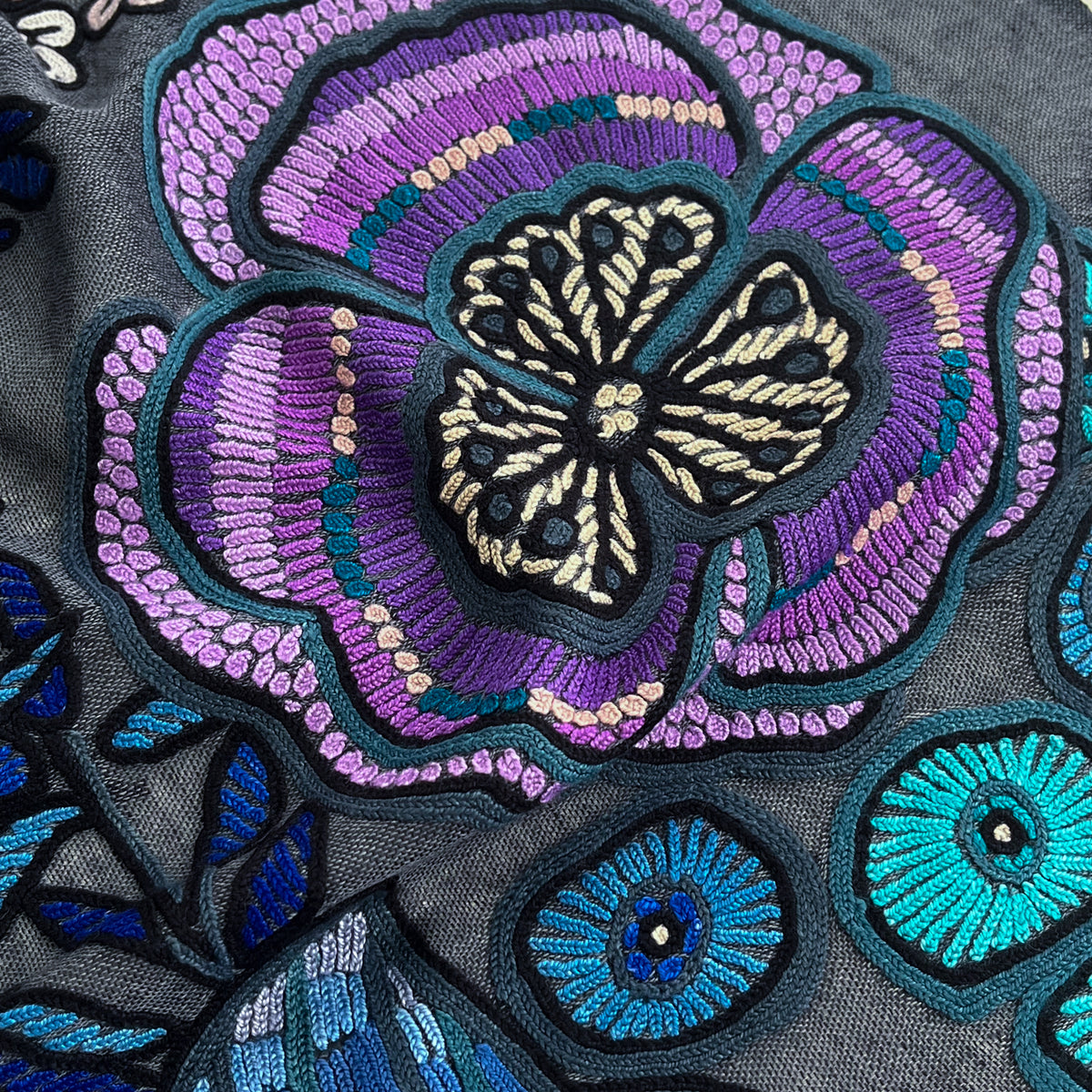 DARK FLOWER 薄手ウール&シルク アリー手刺繍ストール (ダークグレー)