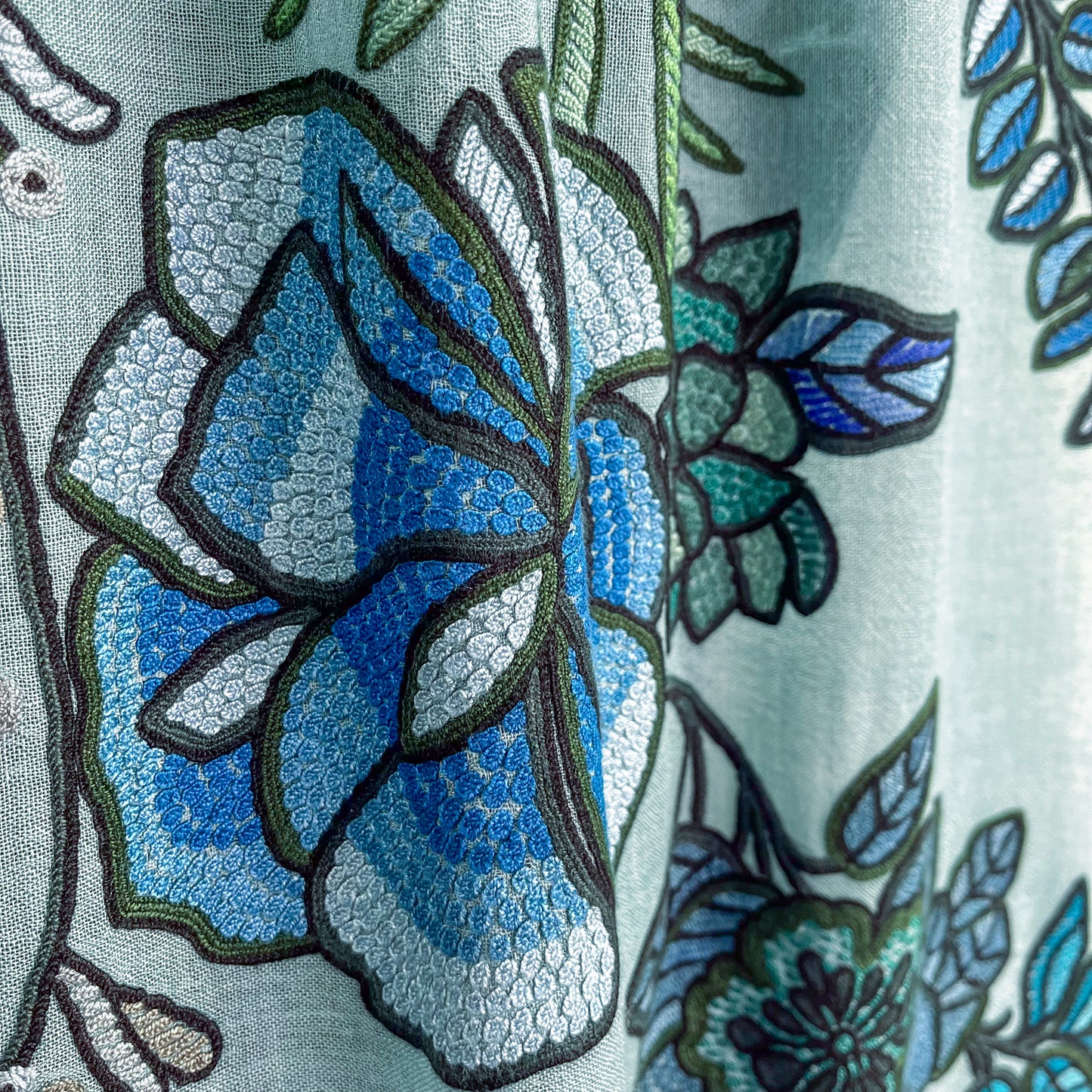 DREAM GARDEN 薄手ウール&シルク アリー手刺繍ストール (ダルターコイズ)