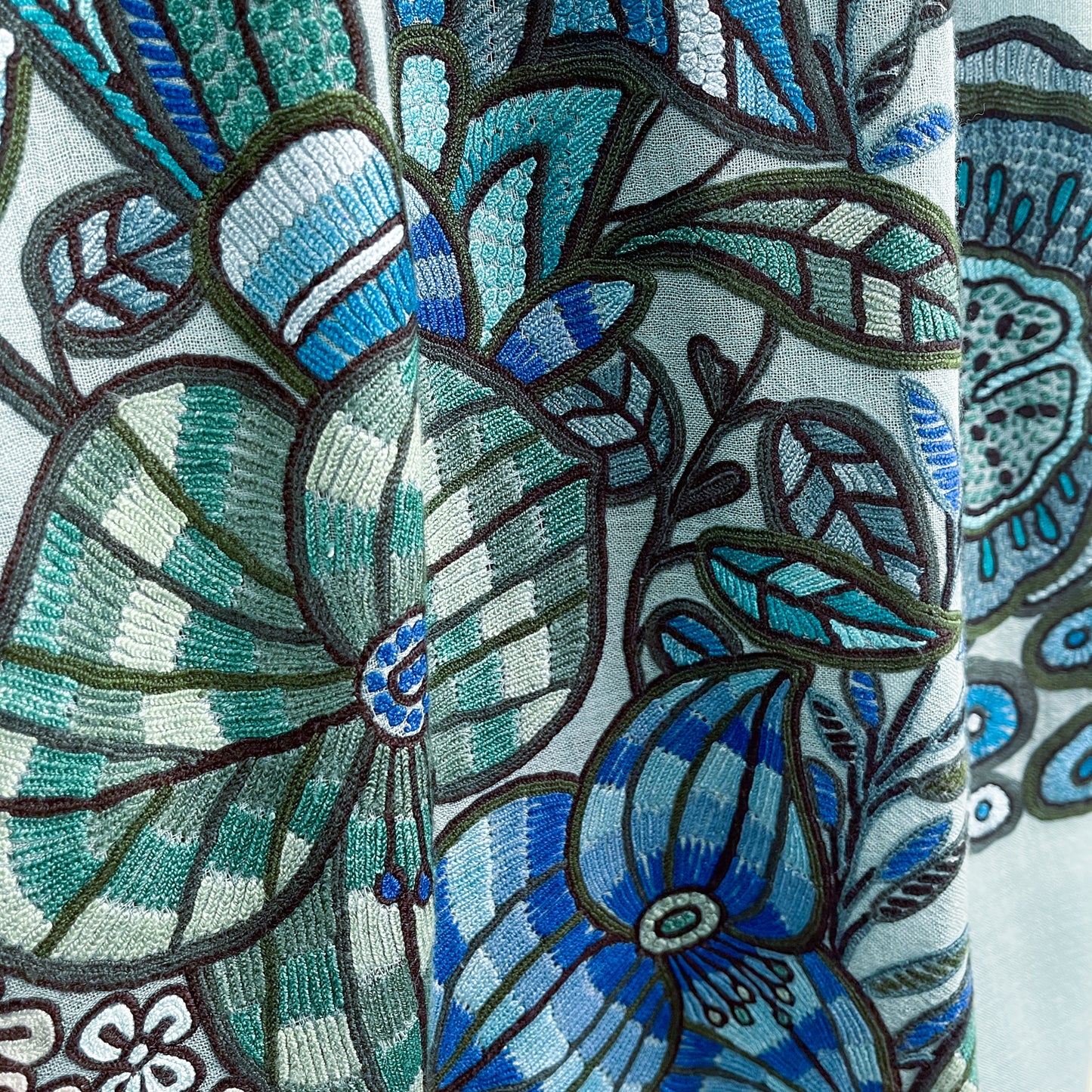 DREAM GARDEN 薄手ウール&シルク アリー手刺繍ストール (ダルターコイズ)