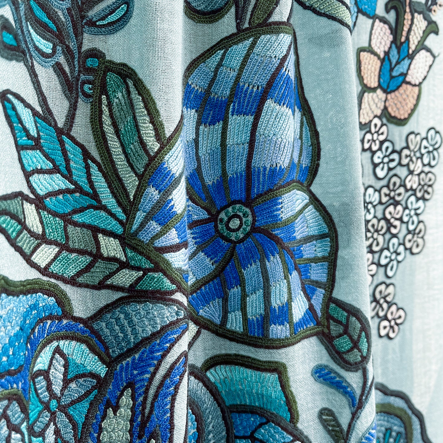 DREAM GARDEN 薄手ウール&シルク アリー手刺繍ストール (ダルターコイズ)