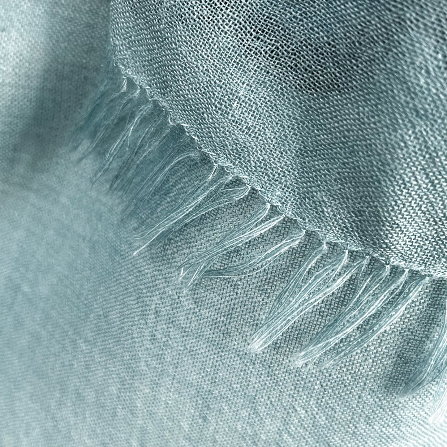 DREAM GARDEN 薄手ウール&シルク アリー手刺繍ストール (ダルターコイズ)