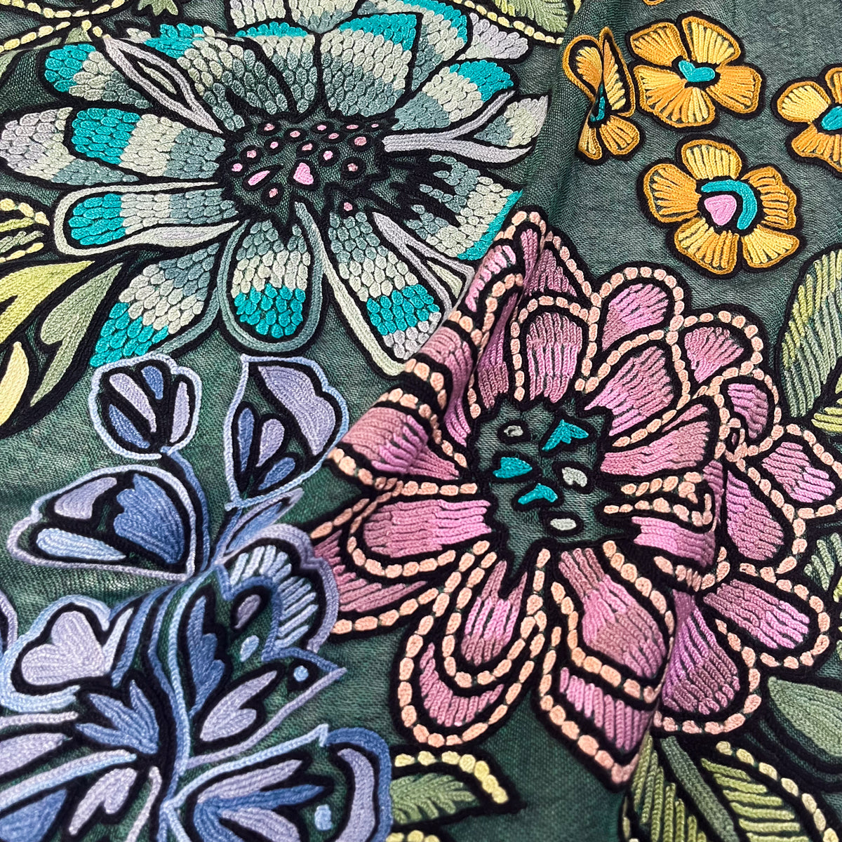 ストレンジフラワー ウール&シルク アリー手刺繍ストール (ダークグリーン)
