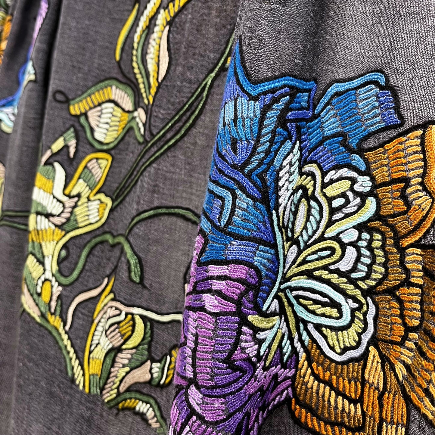 フラワーモチーフ 薄手ウール&シルク アリー手刺繍ストール (ダークグレー)
