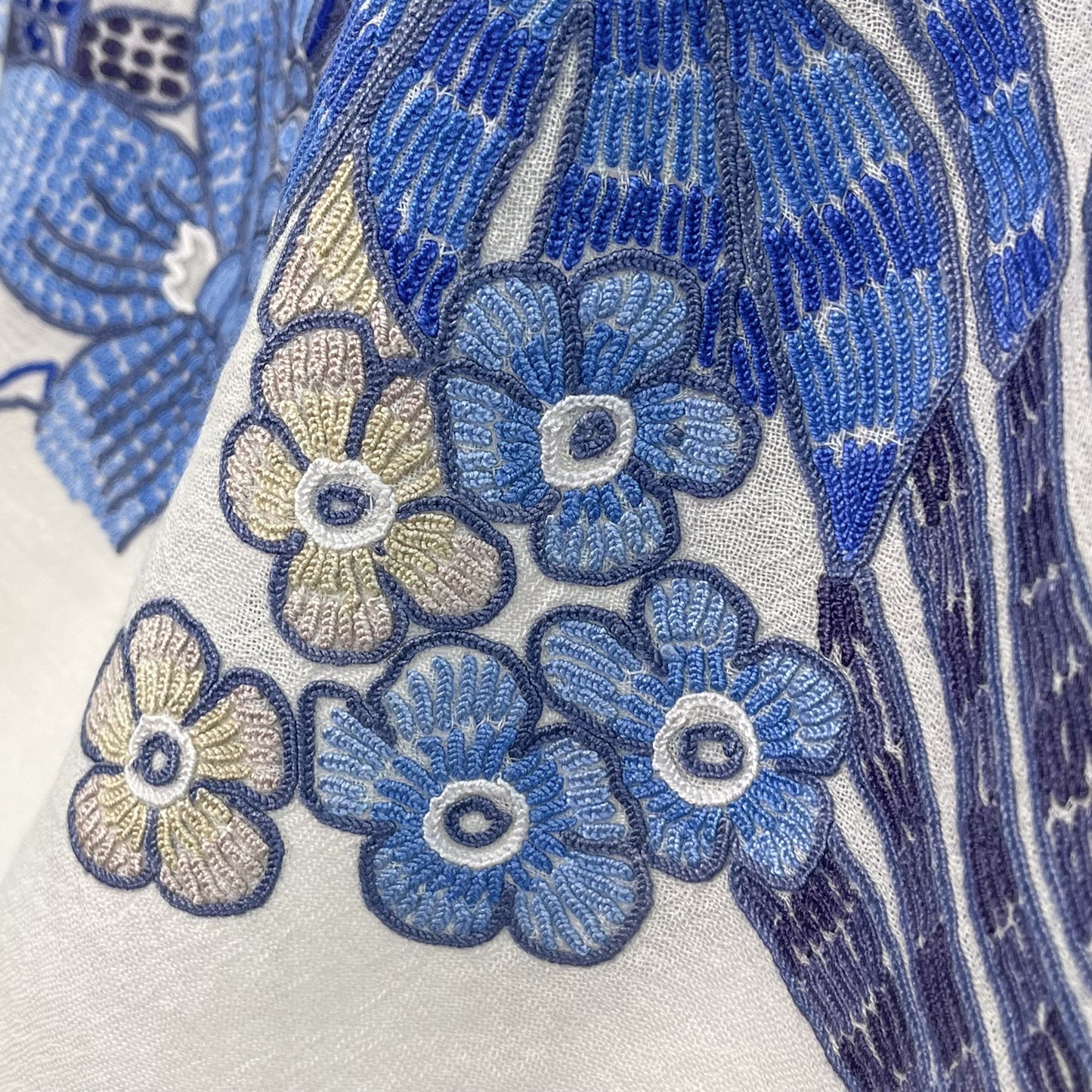 NEW VIVID FLOWERS薄手ウール&シルク アリー手刺繍ストール (ホワイト/ブルー)
