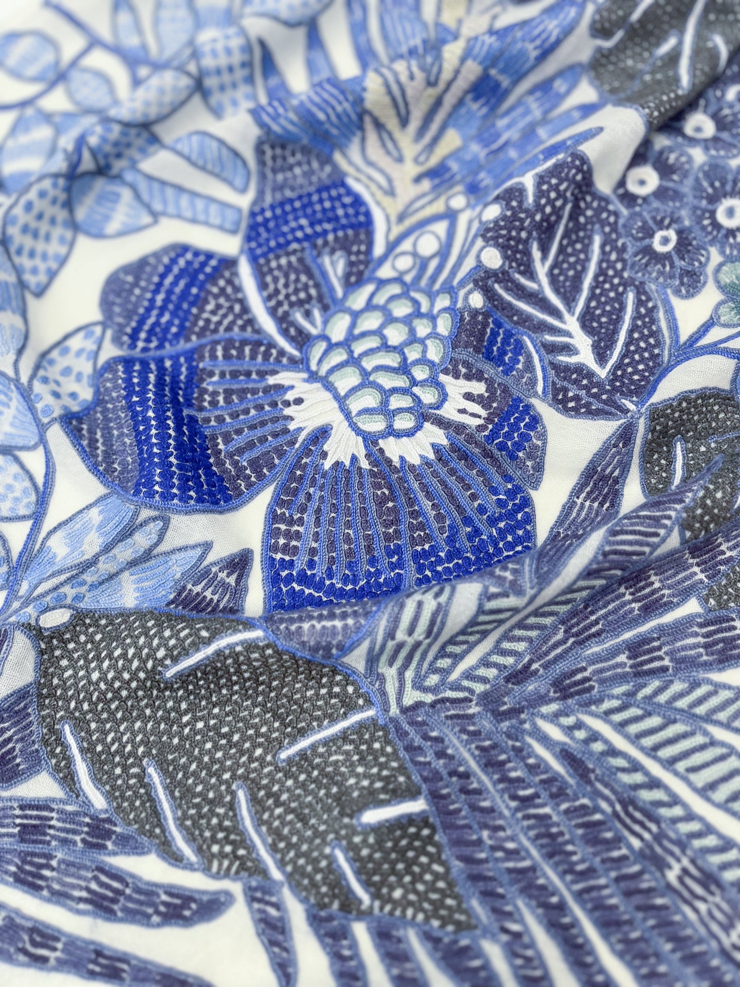 NEW VIVID FLOWERS薄手ウール&シルク アリー手刺繍ストール (ホワイト/ブルー)