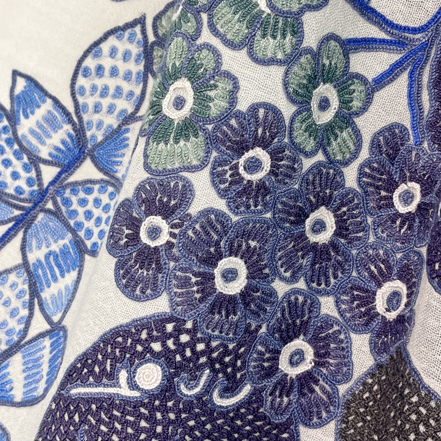NEW VIVID FLOWERS薄手ウール&シルク アリー手刺繍ストール (ホワイト/ブルー)