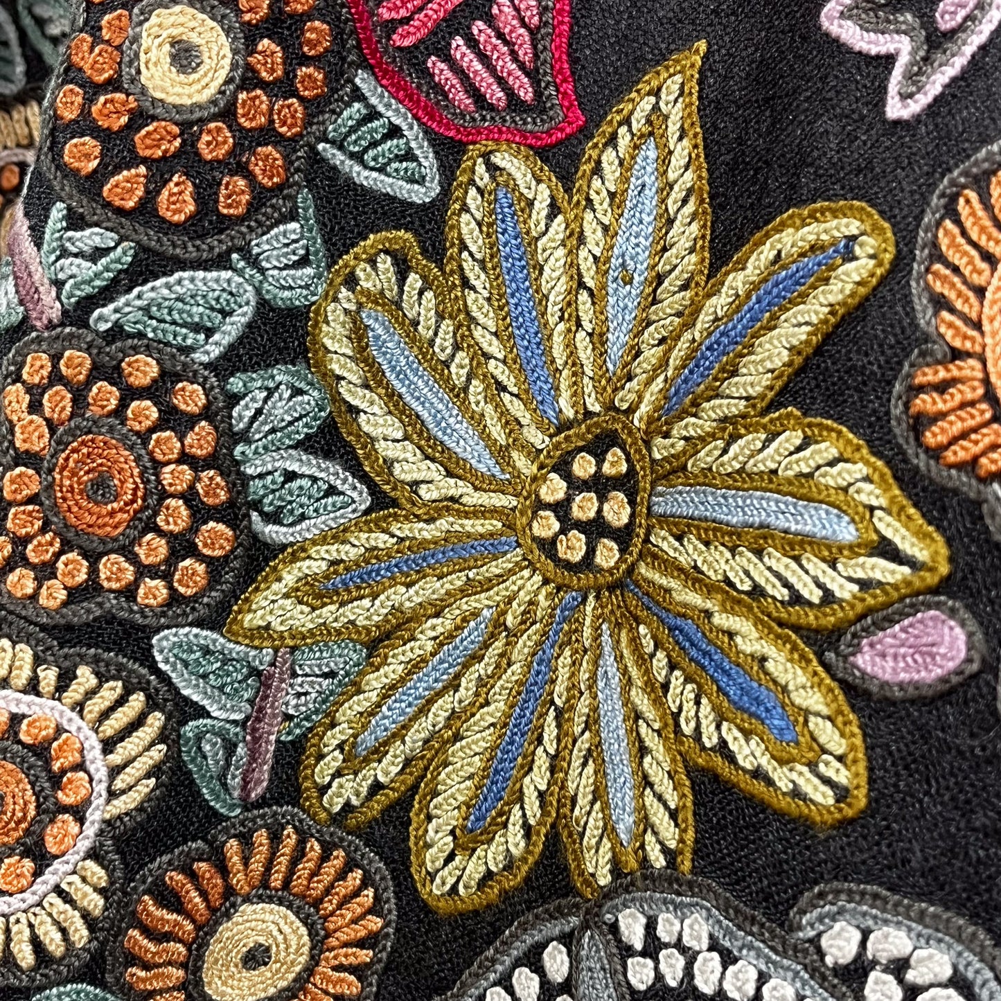 FLOWER TRAIN　薄手ウール&シルク アリー手刺繍ストール(オフブラック)