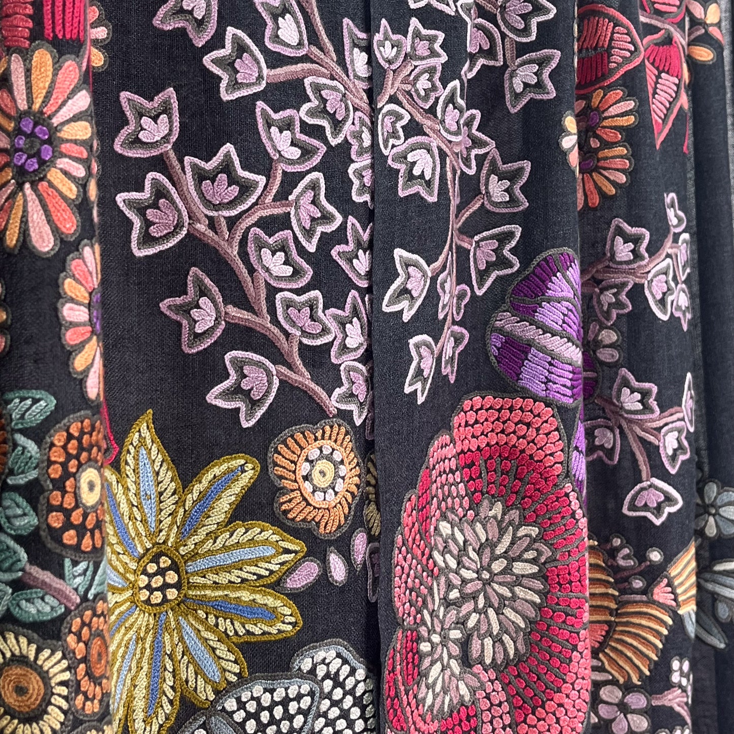 FLOWER TRAIN　薄手ウール&シルク アリー手刺繍ストール(オフブラック)