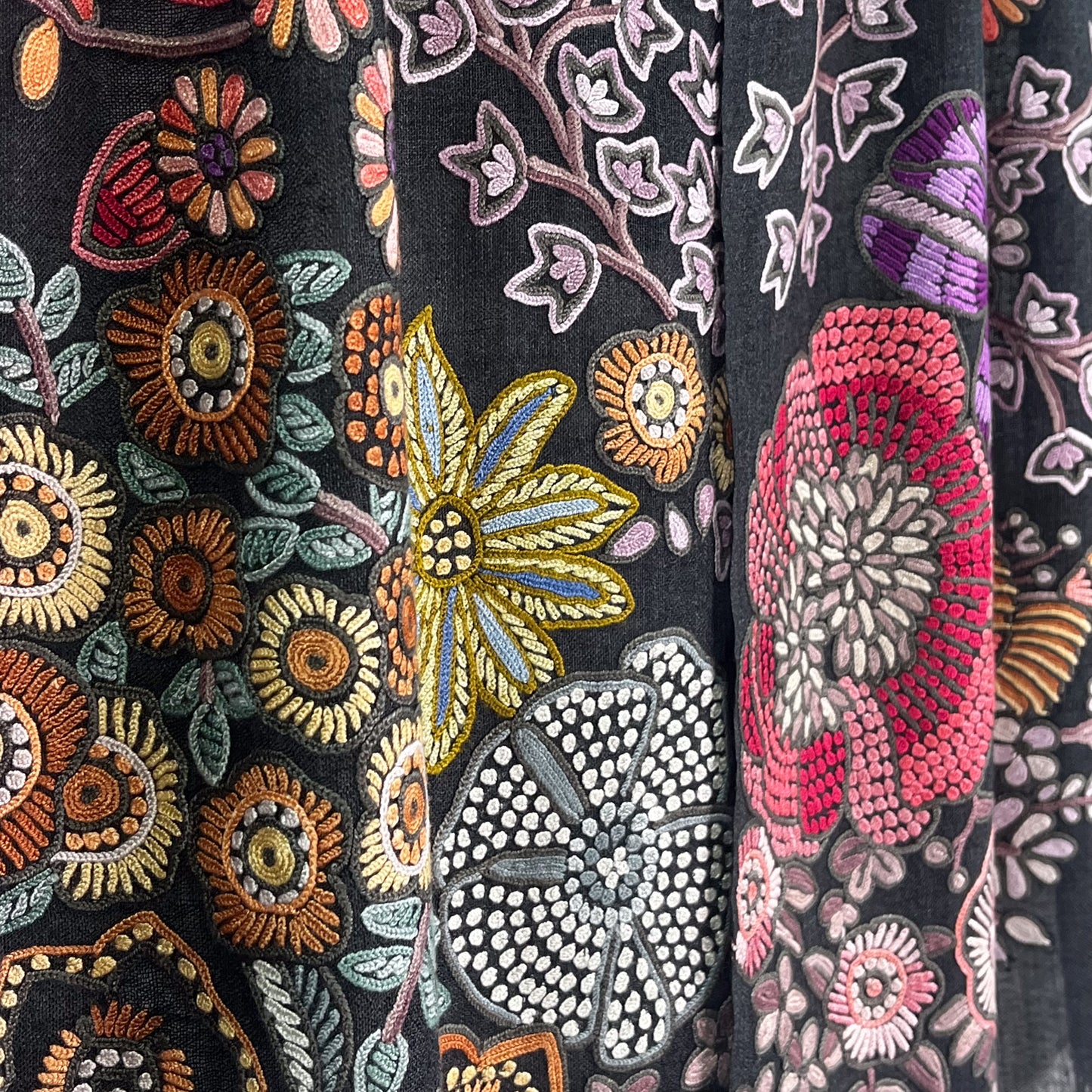 FLOWER TRAIN　薄手ウール&シルク アリー手刺繍ストール(オフブラック)