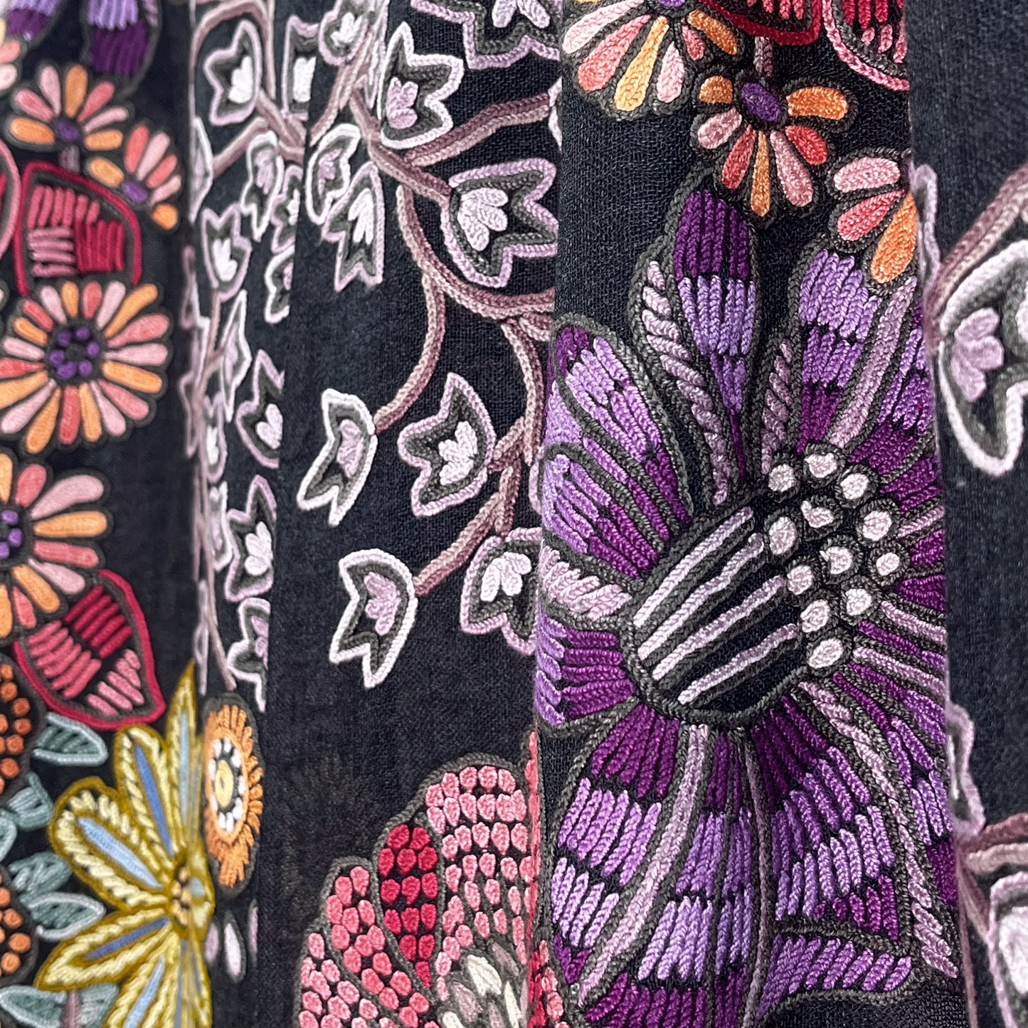 FLOWER TRAIN　薄手ウール&シルク アリー手刺繍ストール(オフブラック)