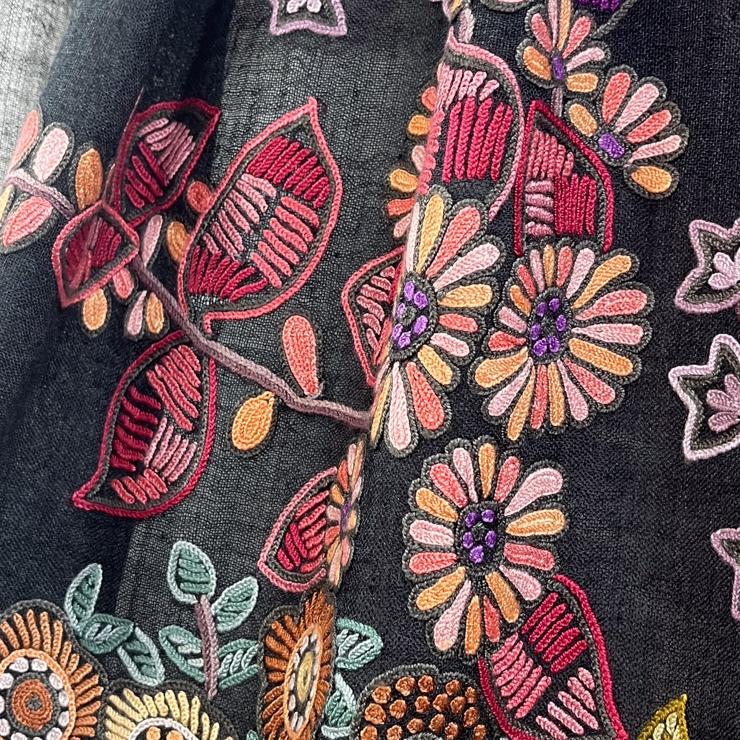 FLOWER TRAIN　薄手ウール&シルク アリー手刺繍ストール(オフブラック)