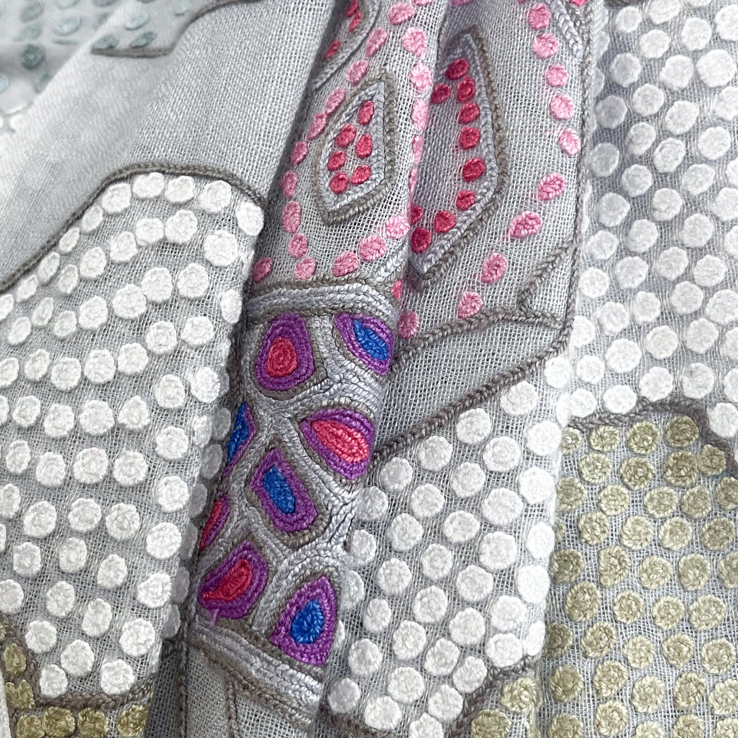 薄手ウール&シルク アリー手刺繍ストール (グレー)