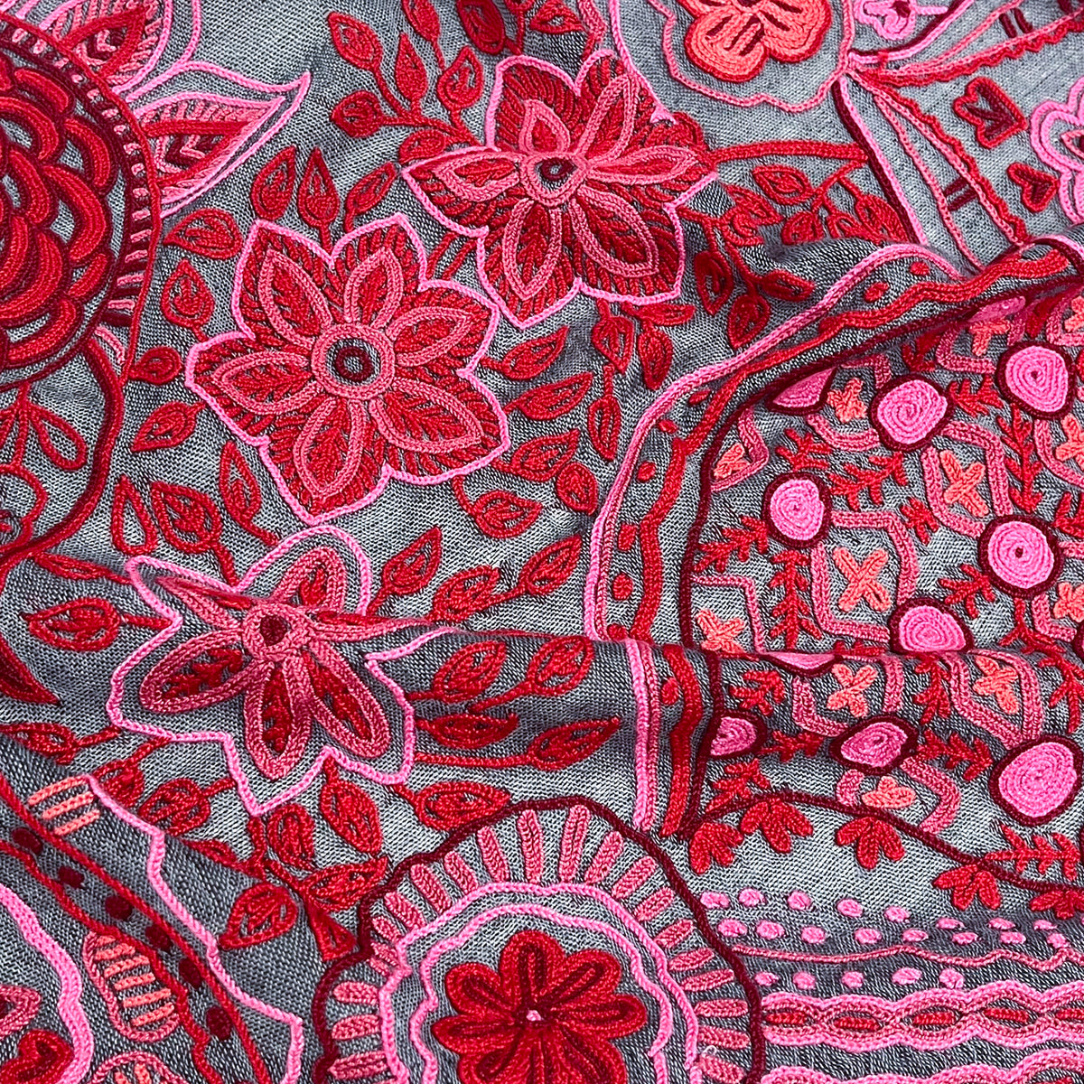 Arabesque 薄手ウール&シルク アリー手刺繍ストール (ダークグレー/レッド)