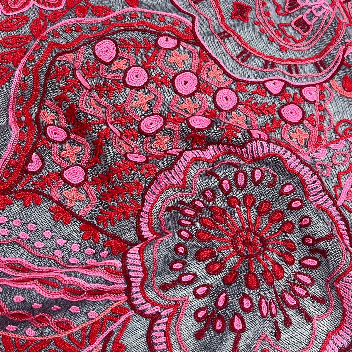 Arabesque 薄手ウール&シルク アリー手刺繍ストール (ダークグレー/レッド)
