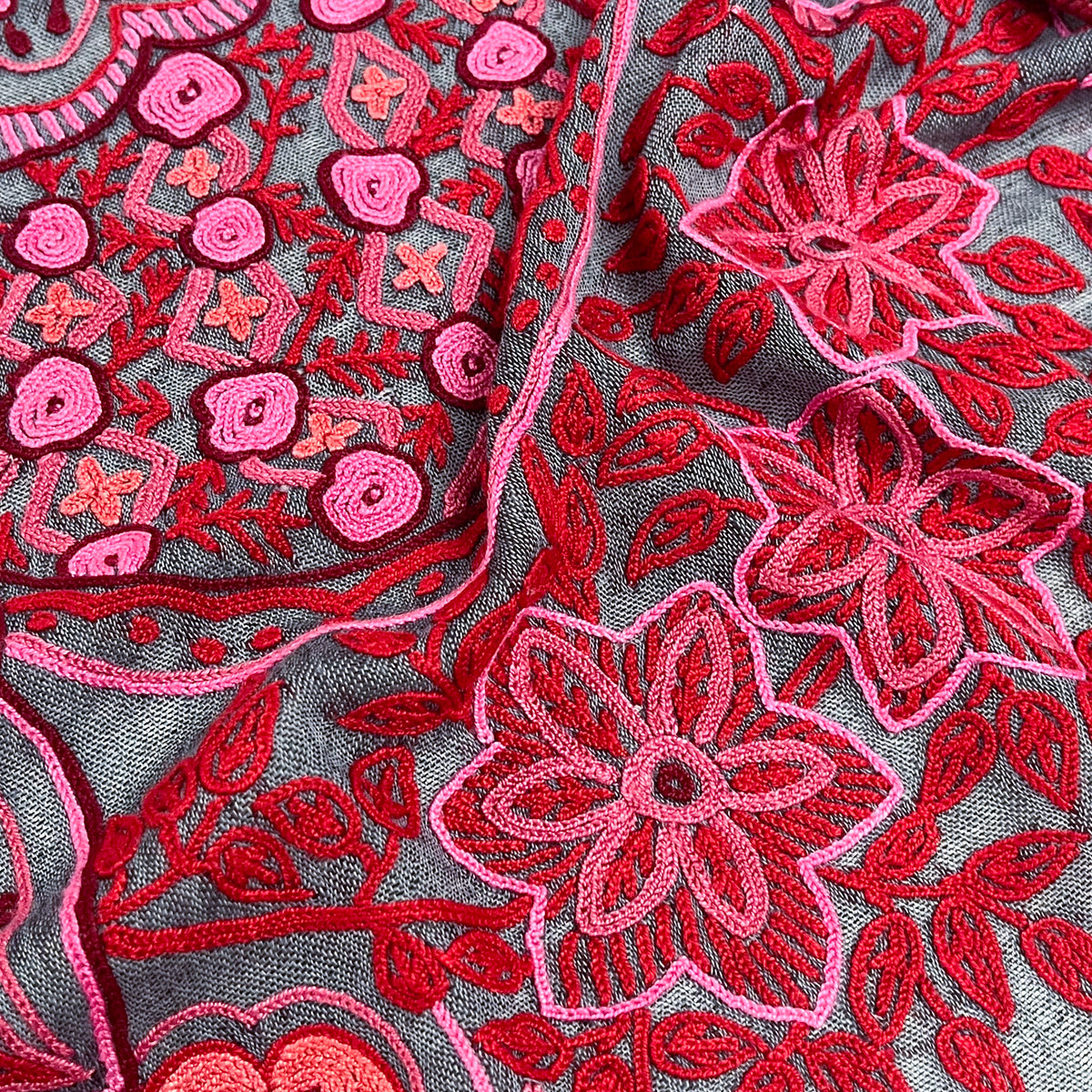 Arabesque 薄手ウール&シルク アリー手刺繍ストール (ダークグレー/レッド)