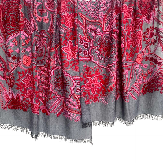 Arabesque 薄手ウール&シルク アリー手刺繍ストール (ダークグレー/レッド)