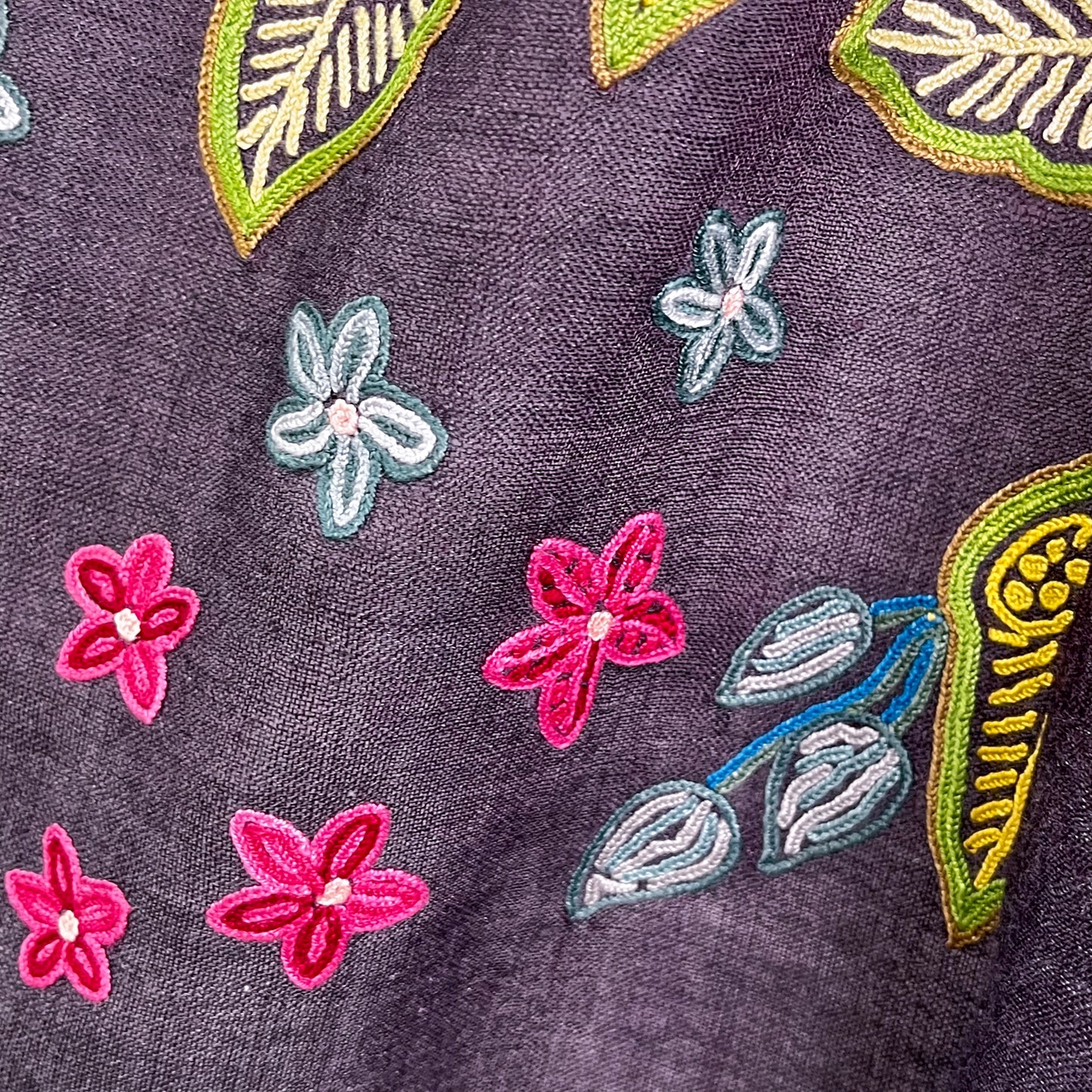 Flower Celebration 薄手ウール&シルク アリー手刺繍ストール(ディープパープル)