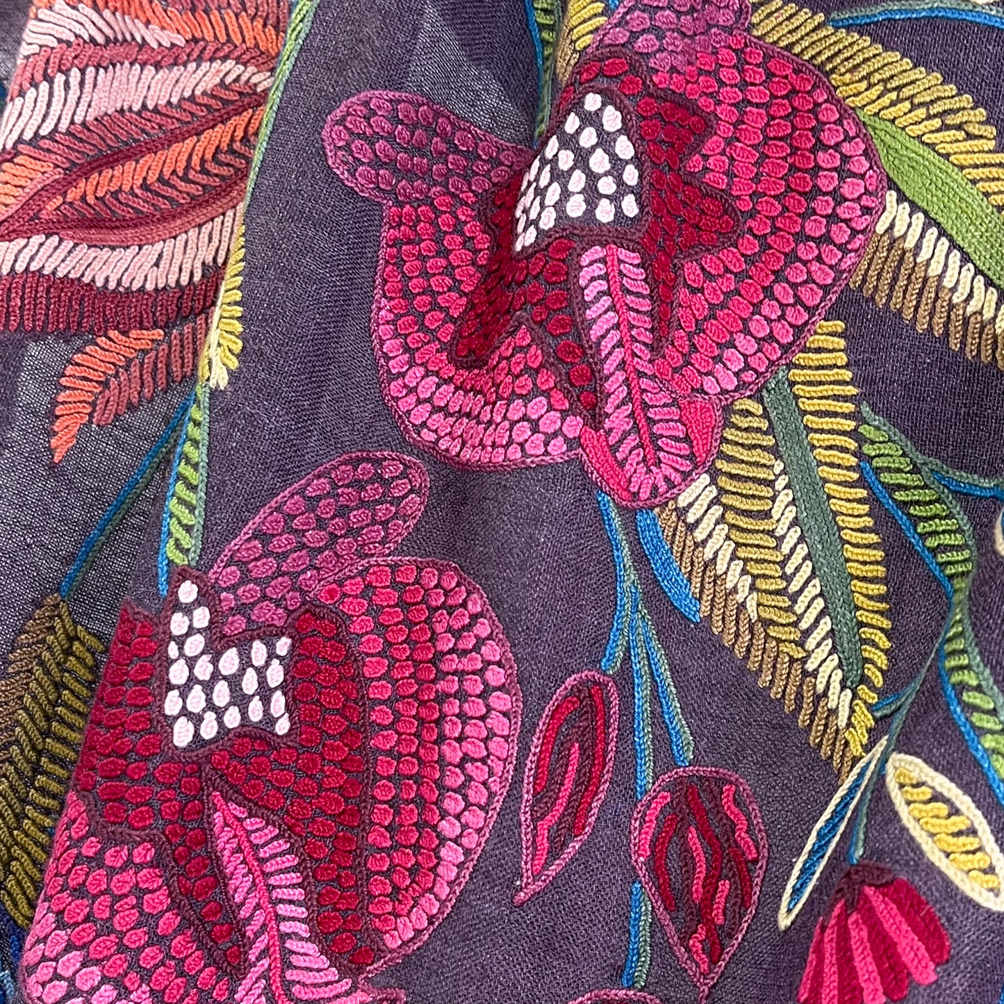 Flower Celebration 薄手ウール&シルク アリー手刺繍ストール(ディープパープル)