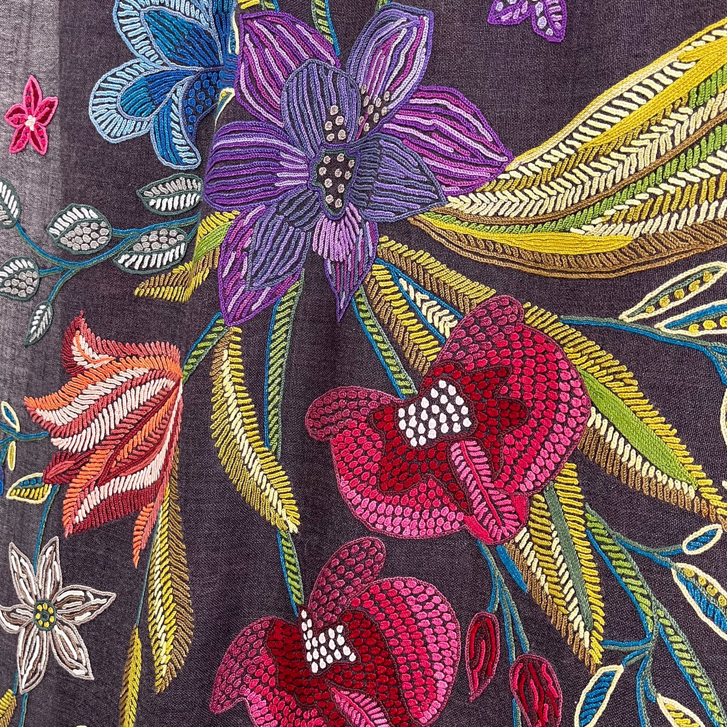 Flower Celebration 薄手ウール&シルク アリー手刺繍ストール(ディープパープル)