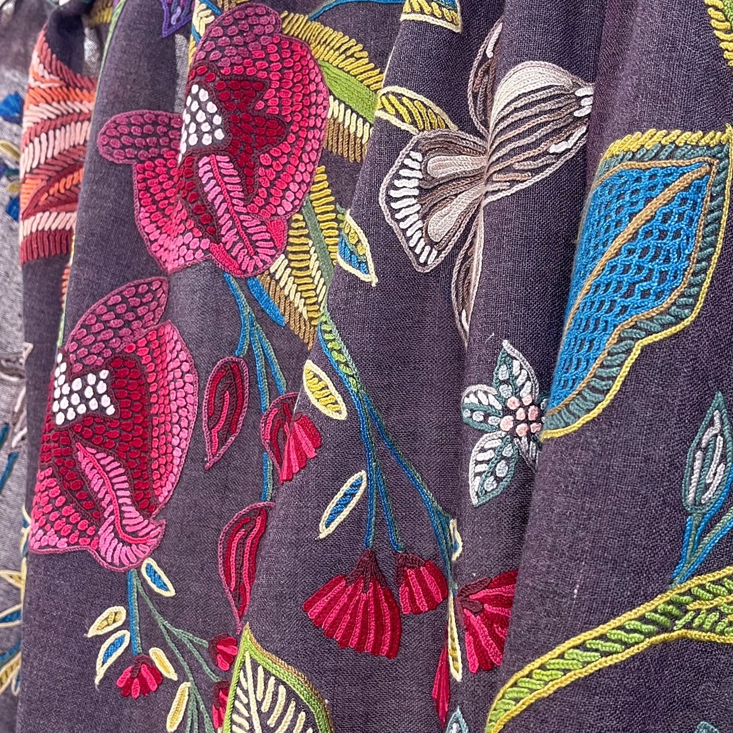 Flower Celebration 薄手ウール&シルク アリー手刺繍ストール(ディープパープル)