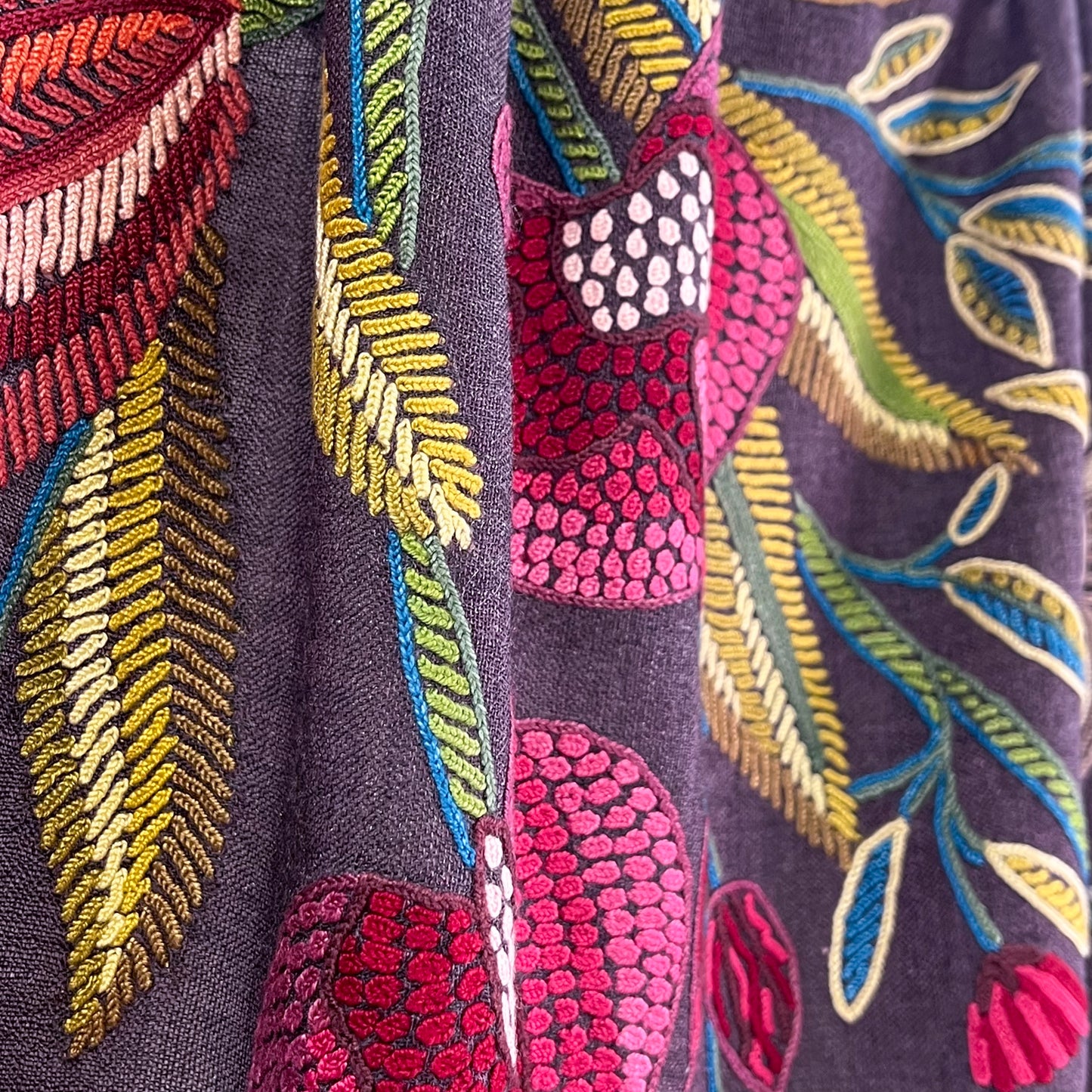 Flower Celebration 薄手ウール&シルク アリー手刺繍ストール(ディープパープル)