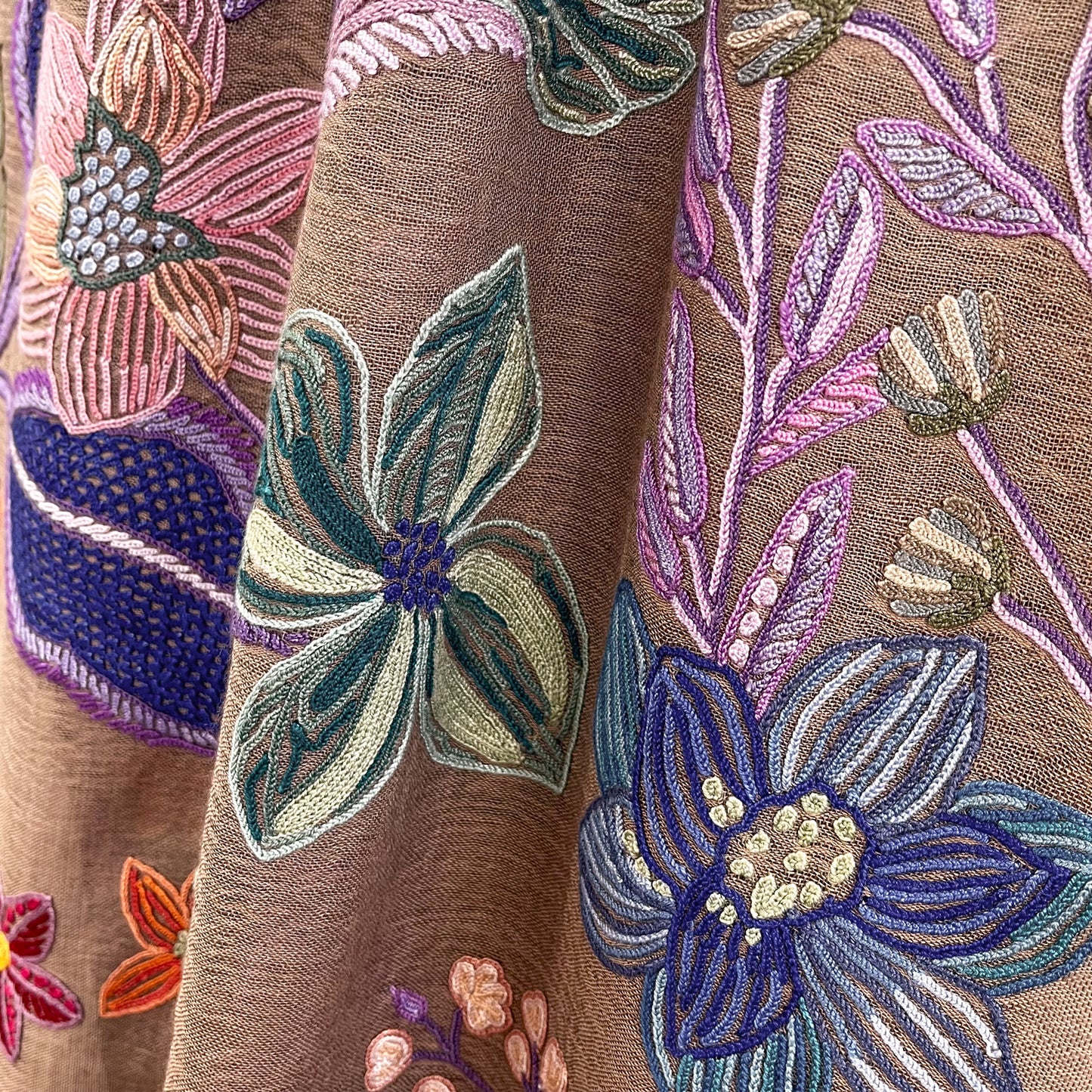 Flower Celebration 薄手ウール&シルク アリー手刺繍ストール(ダークグレージュ)