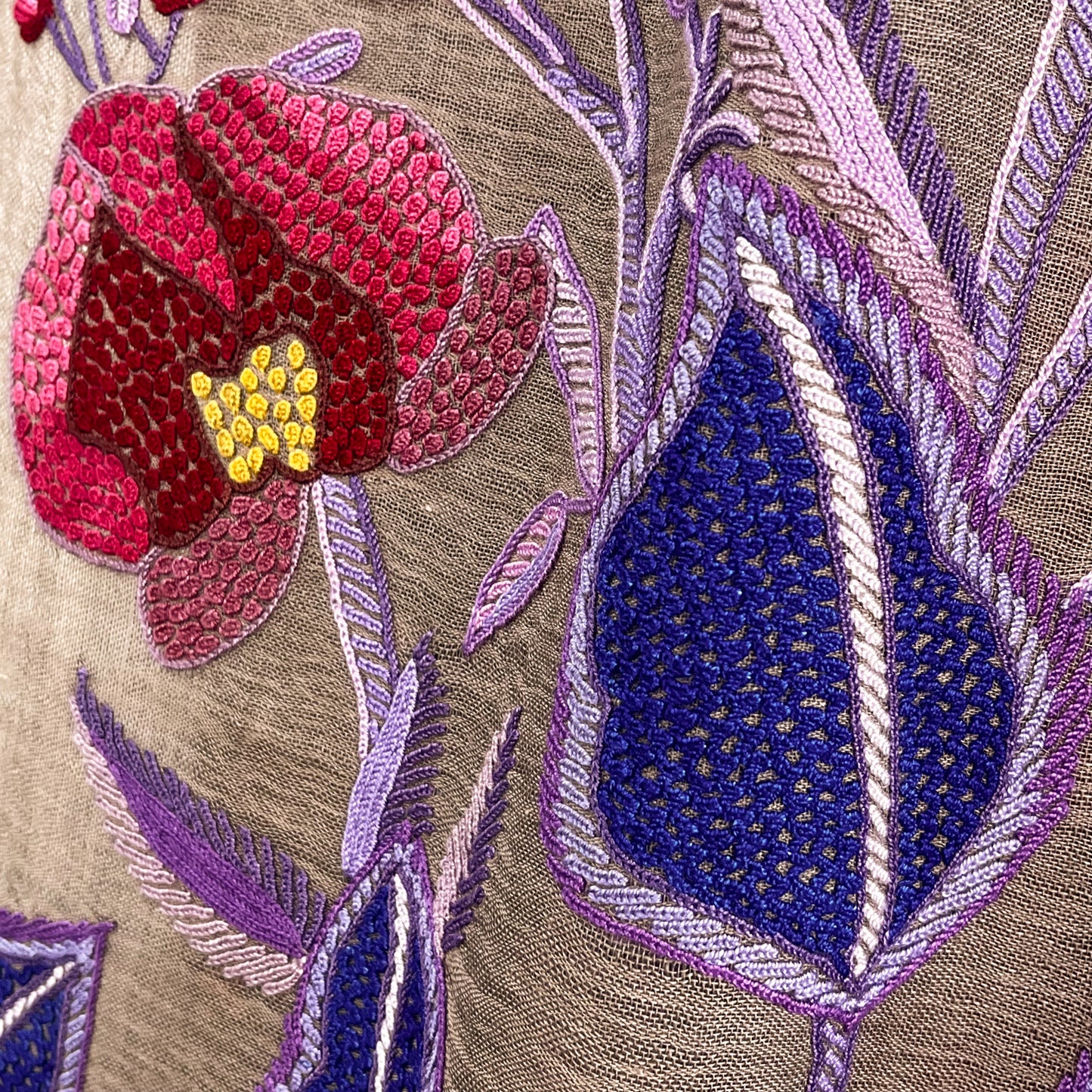 Flower Celebration 薄手ウール&シルク アリー手刺繍ストール(ダークグレージュ)