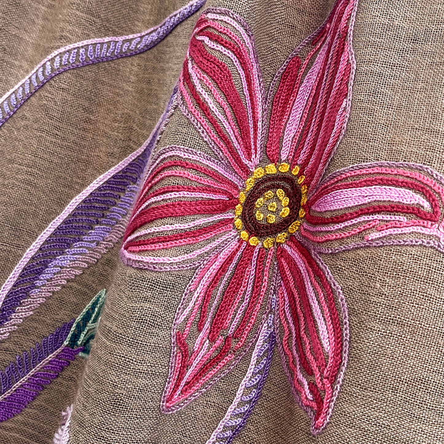 Flower Celebration 薄手ウール&シルク アリー手刺繍ストール(ダークグレージュ)