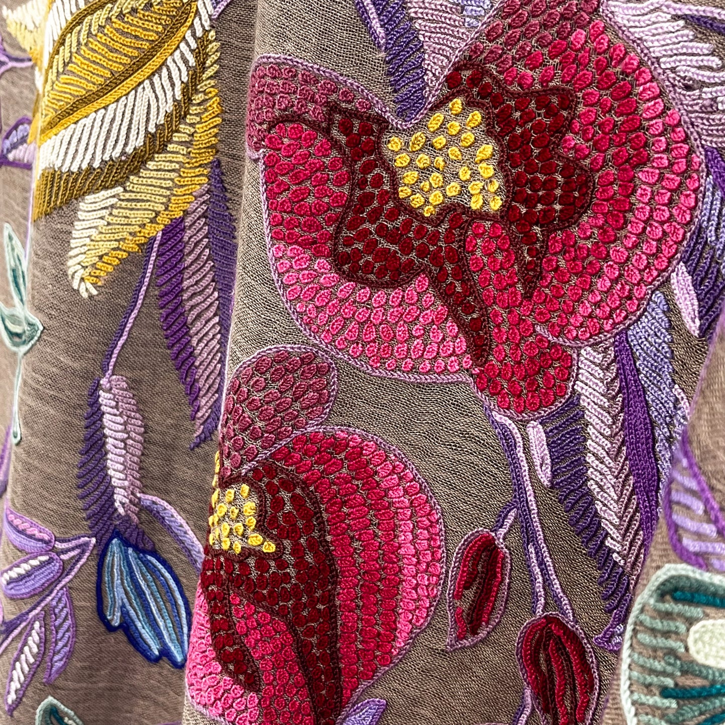 Flower Celebration 薄手ウール&シルク アリー手刺繍ストール(ダークグレージュ)