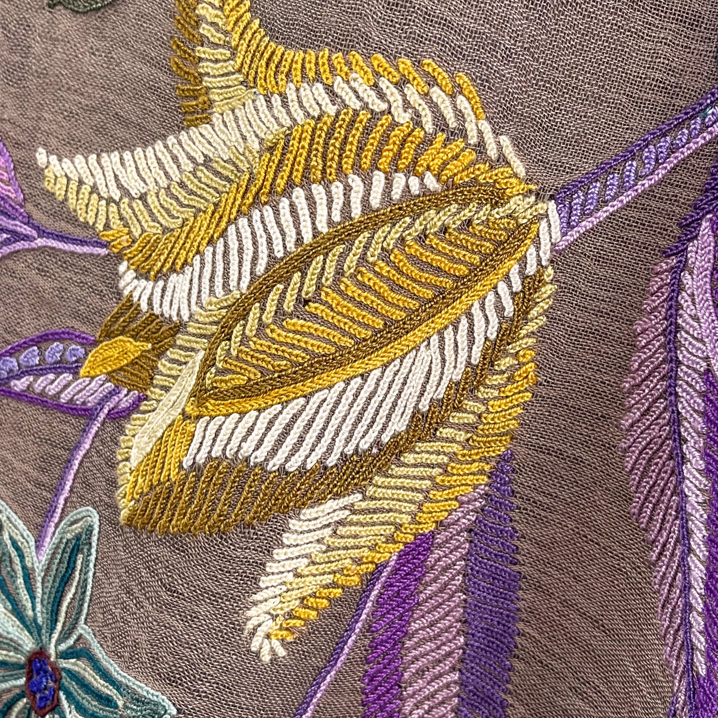 Flower Celebration 薄手ウール&シルク アリー手刺繍ストール(ダークグレージュ)