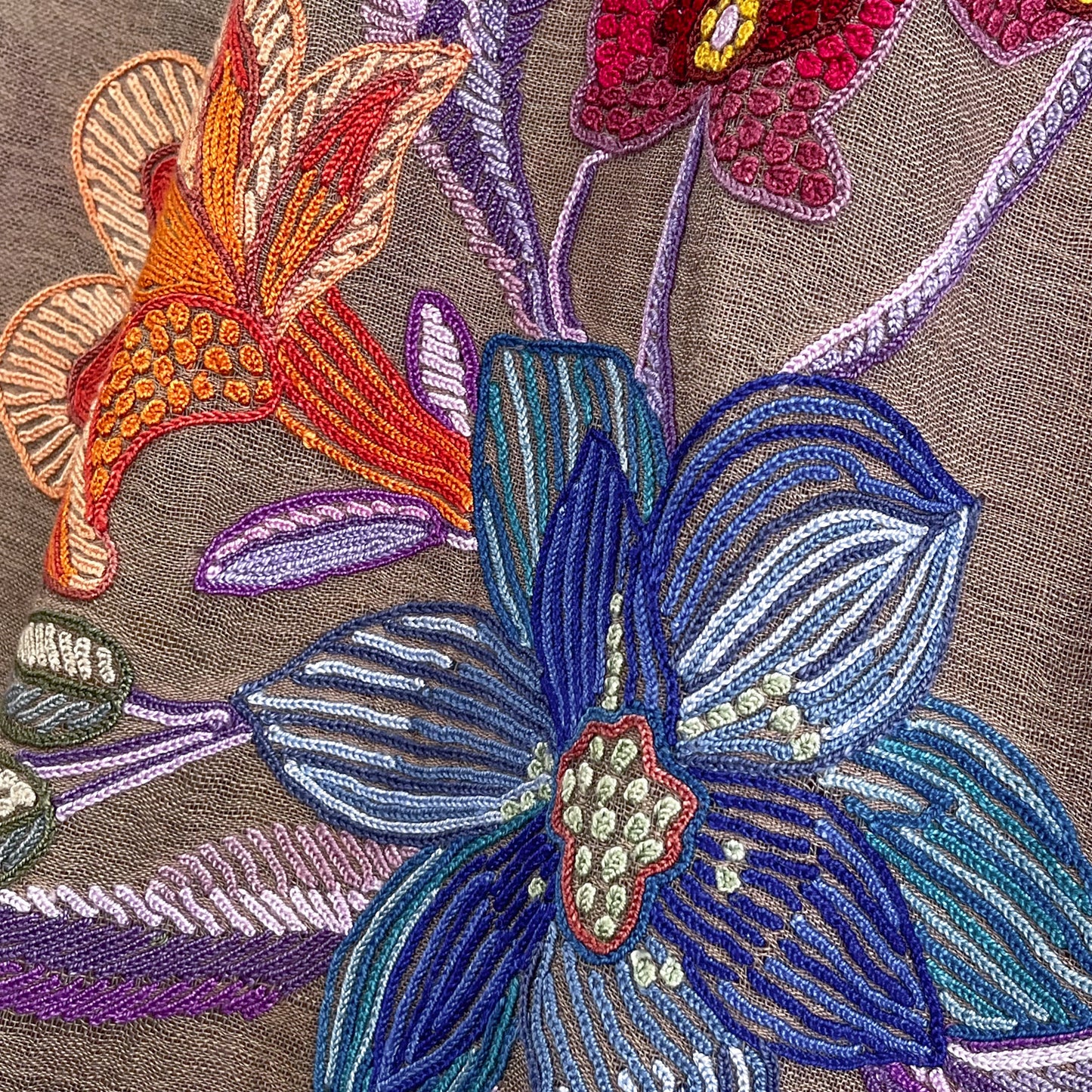 Flower Celebration 薄手ウール&シルク アリー手刺繍ストール(ダークグレージュ)