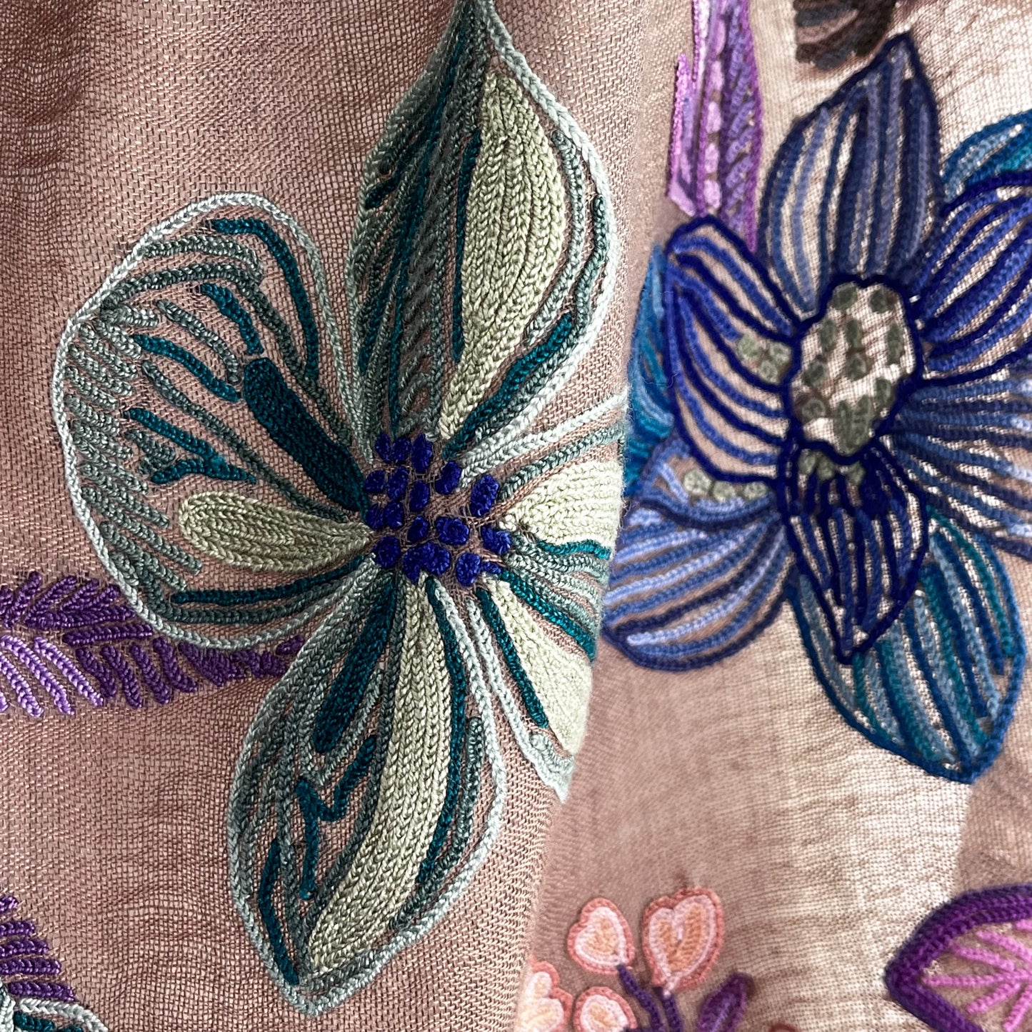 Flower Celebration 薄手ウール&シルク アリー手刺繍ストール(ダークグレージュ)