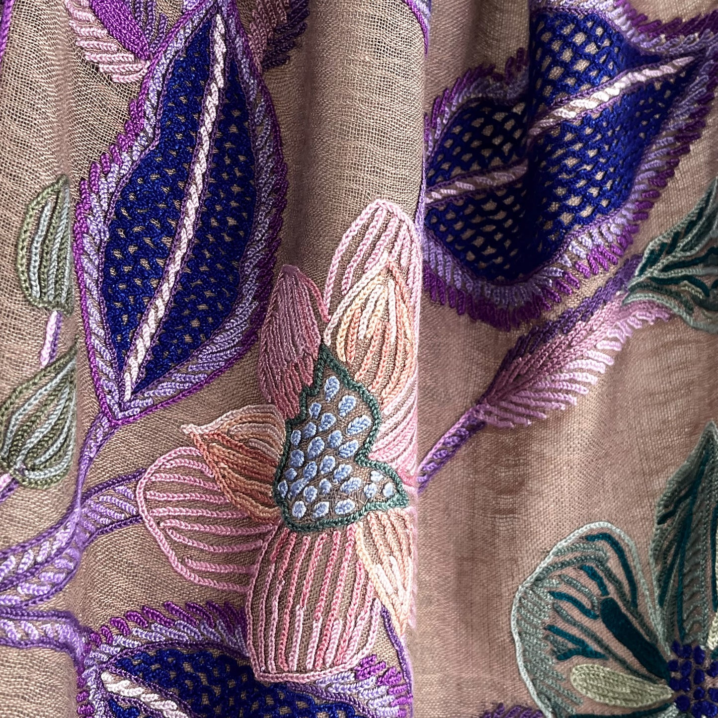 Flower Celebration 薄手ウール&シルク アリー手刺繍ストール(ダークグレージュ)