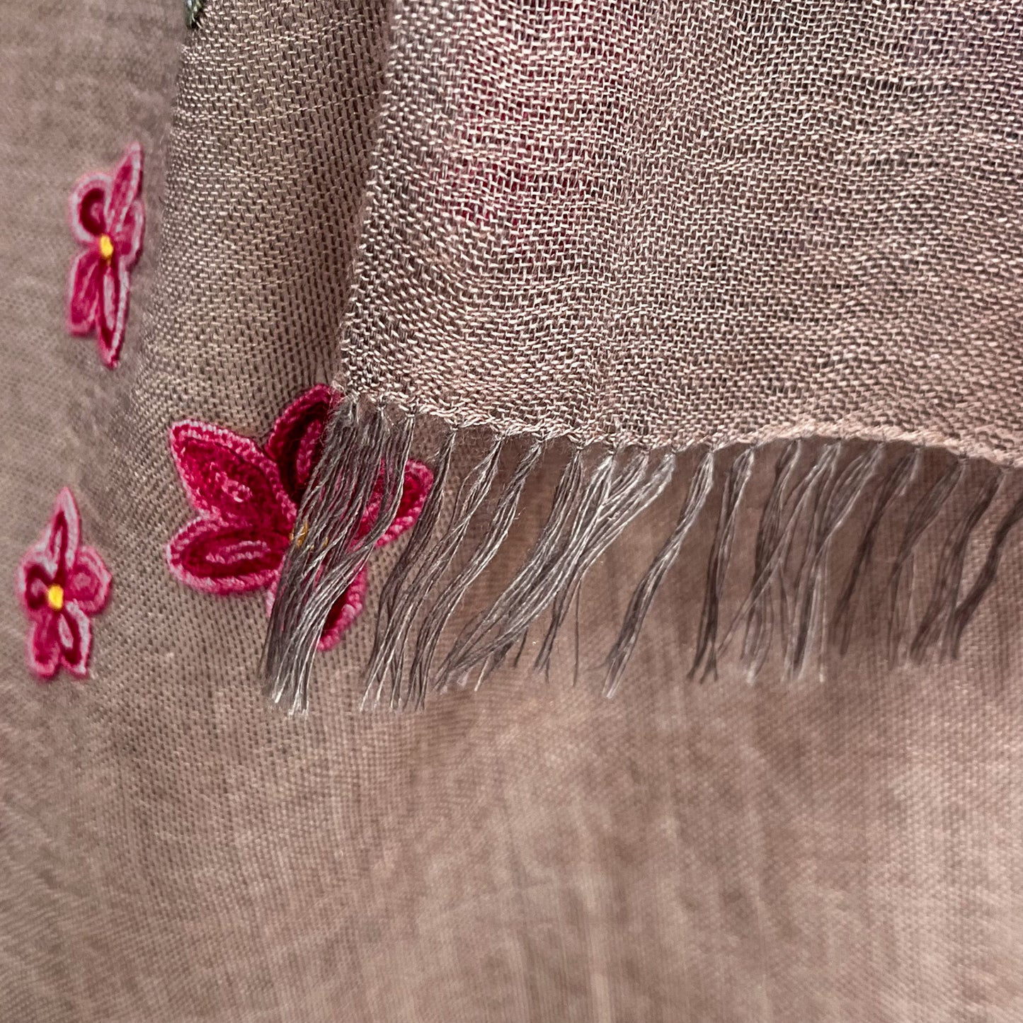 Flower Celebration 薄手ウール&シルク アリー手刺繍ストール(ダークグレージュ)